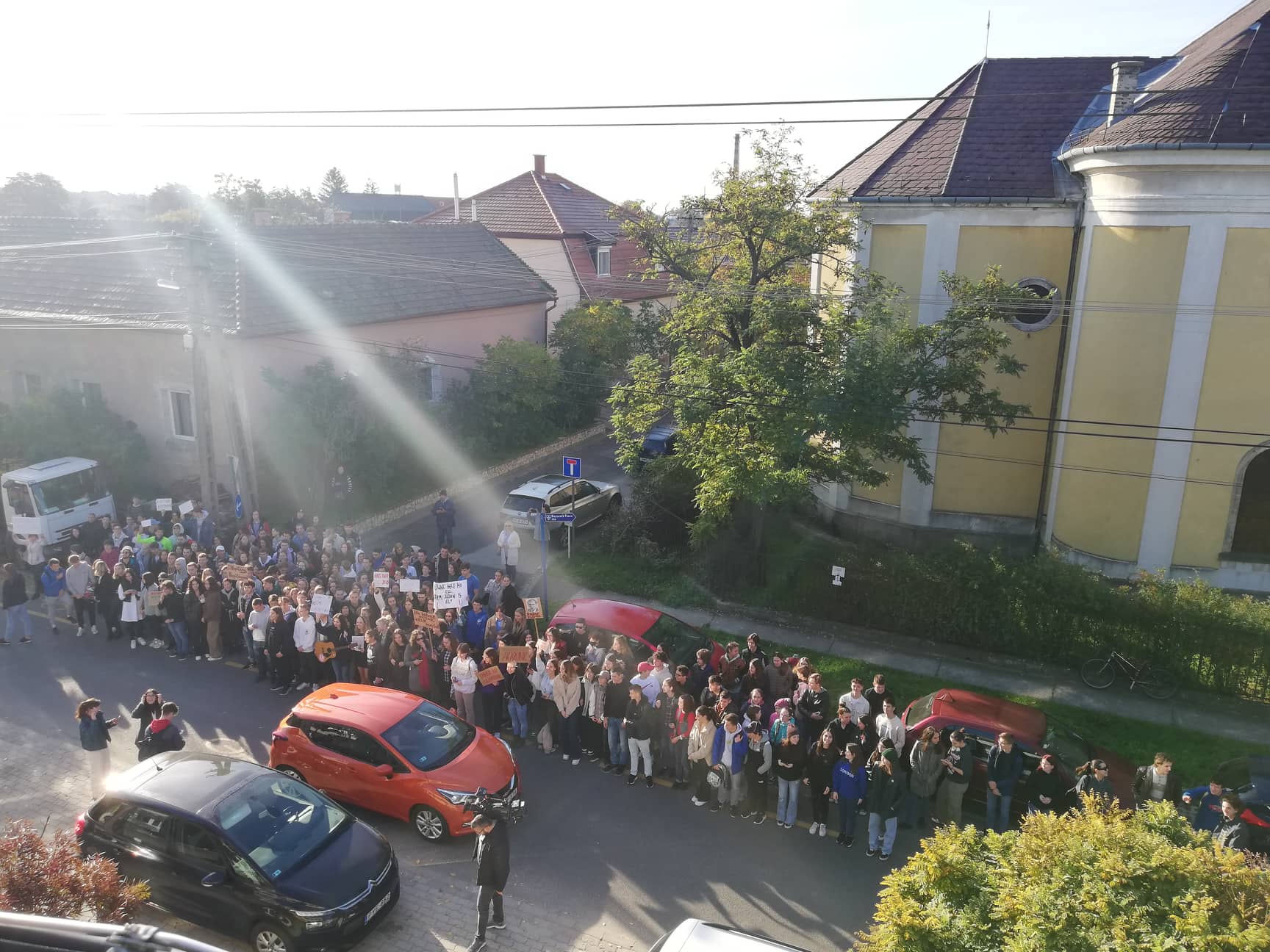 Diákok énekeltek a Dunakeszi Radnóti Miklós Gimnázium előtt, támogatva tanáraikat