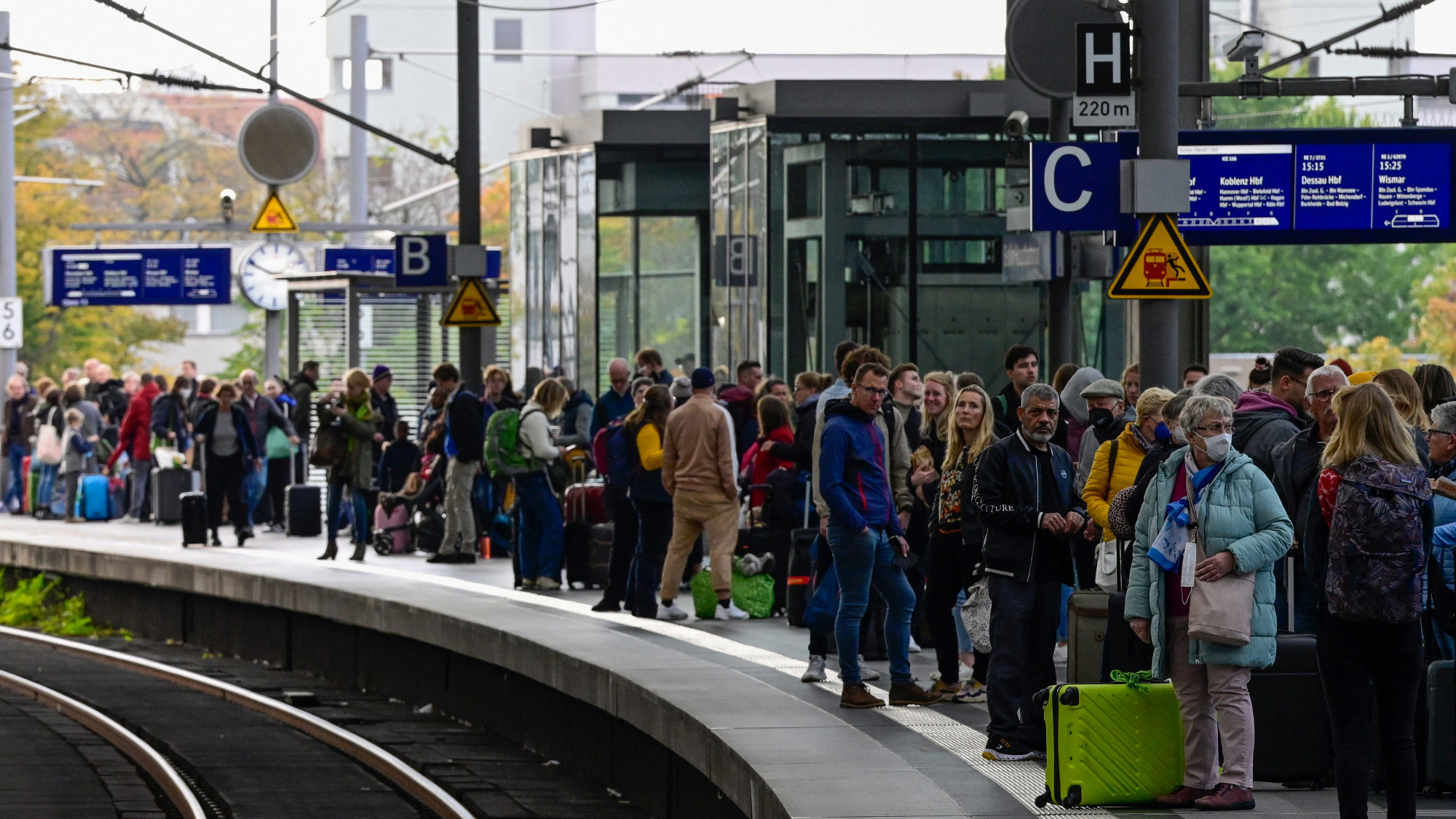Vonatra várakozó utasok Németországban