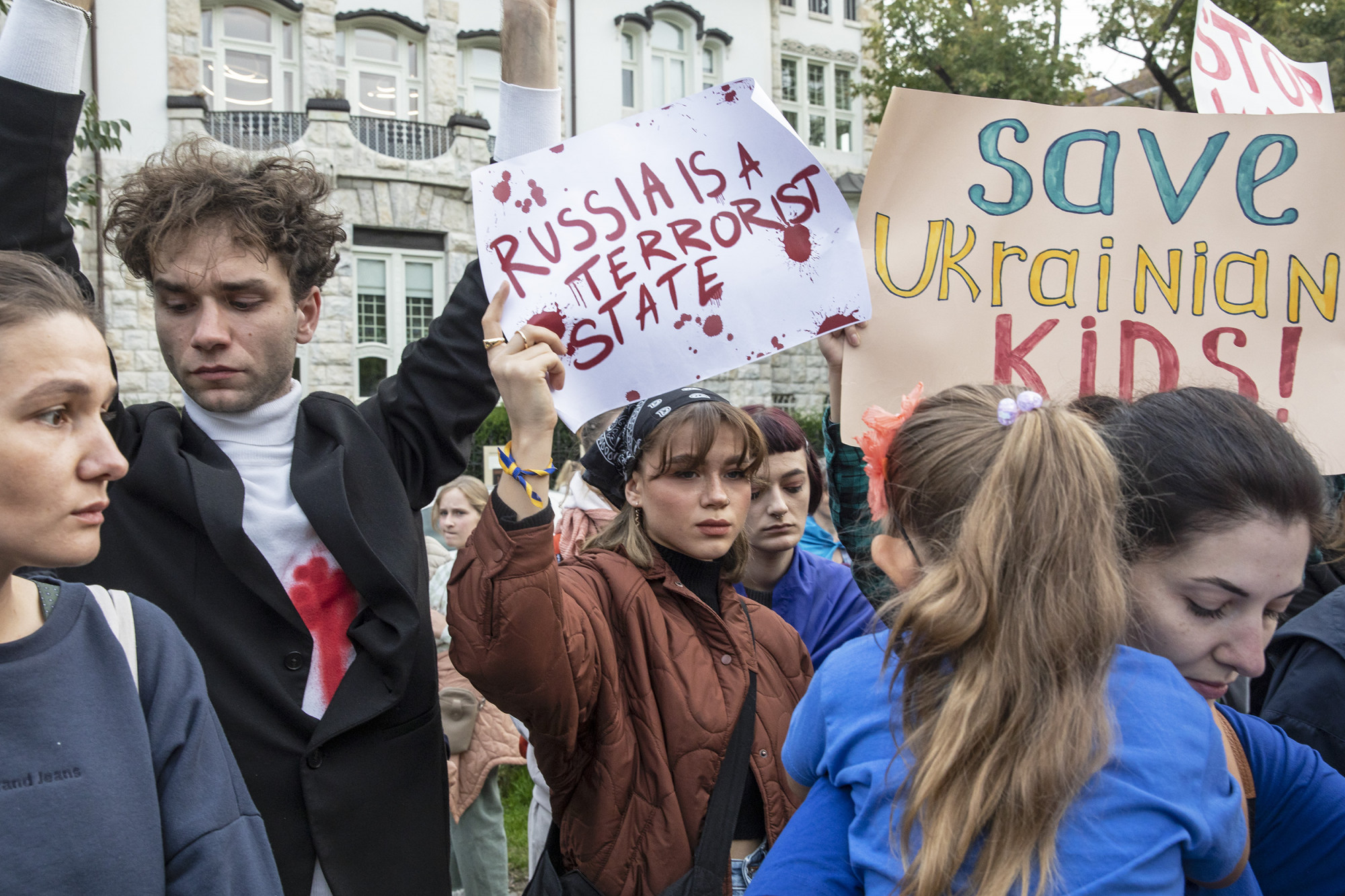 Elkeseredett ukránok tüntettek Oroszország budapesti nagykövetsége előtt