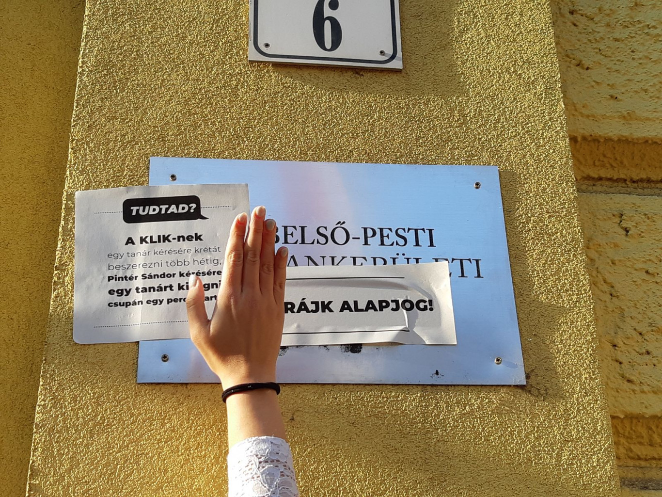Már nem a tanárokat kirúgó Marosi Beatrix vezeti a Belső-Pesti Tankerületet
