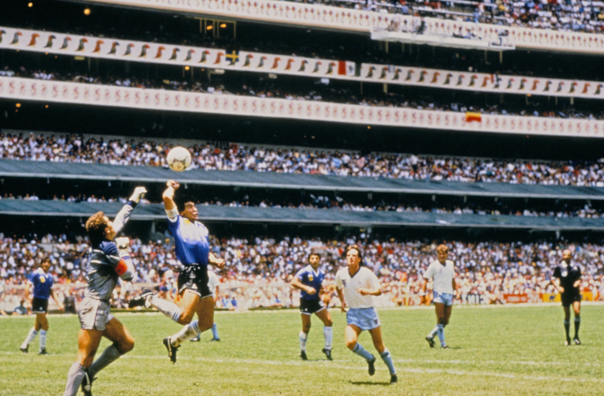 Elárverezik az Isten Keze-labdát, amivel Diego Maradona minden idők legvitatottabb gólját szerezte
