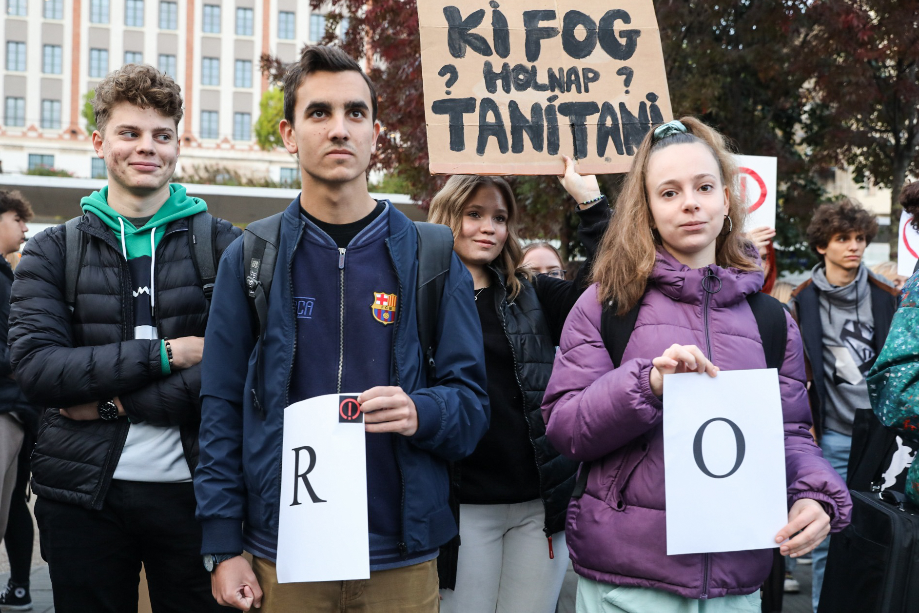 Flashmobbal álltak ki a diákok a tanárokért a Széll Kálmán téren