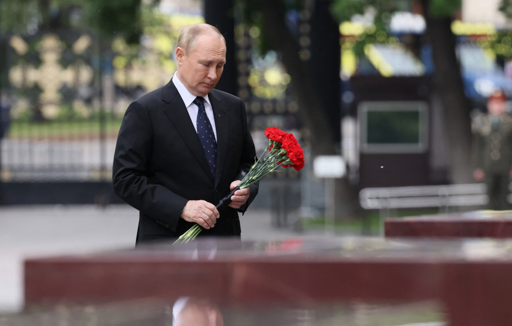 Őrizetbe vettek egy szentpétervári nőt, aki üzenetet hagyott Putyin szüleinek sírján