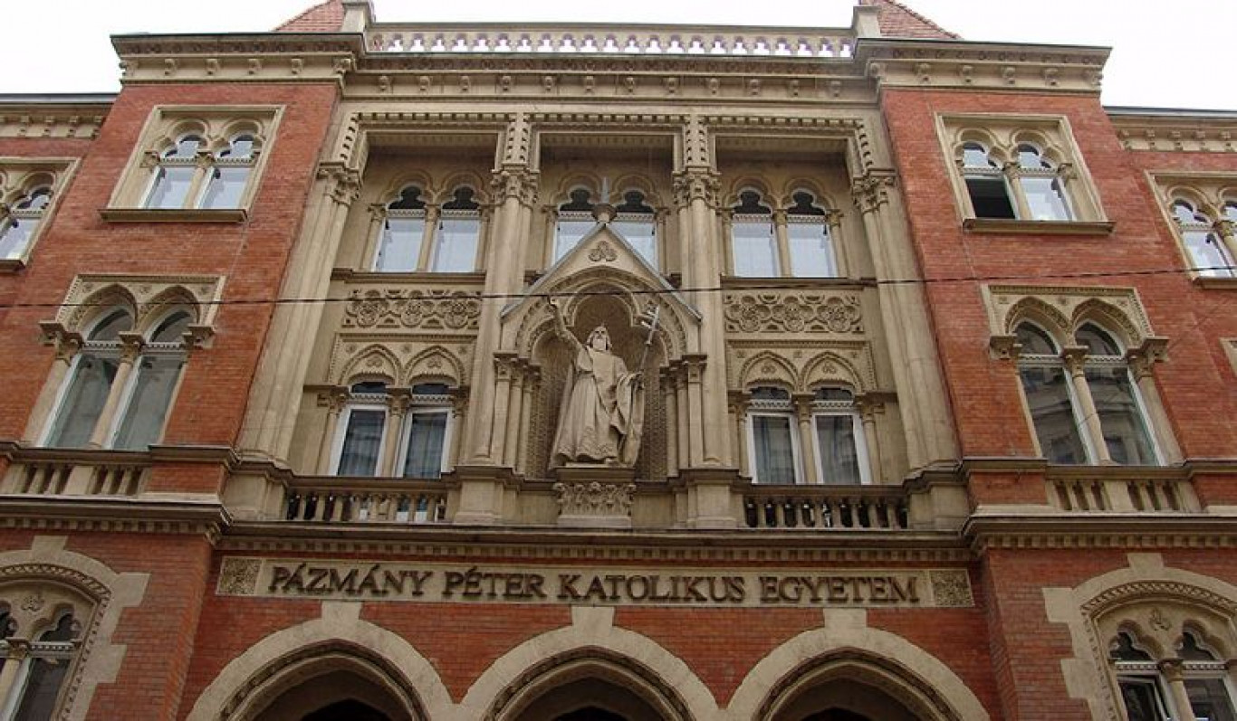 Azonnali hatállyal megszüntették a bicskei exigazgatót mentegető Csókay László szerződését a Pázmányon