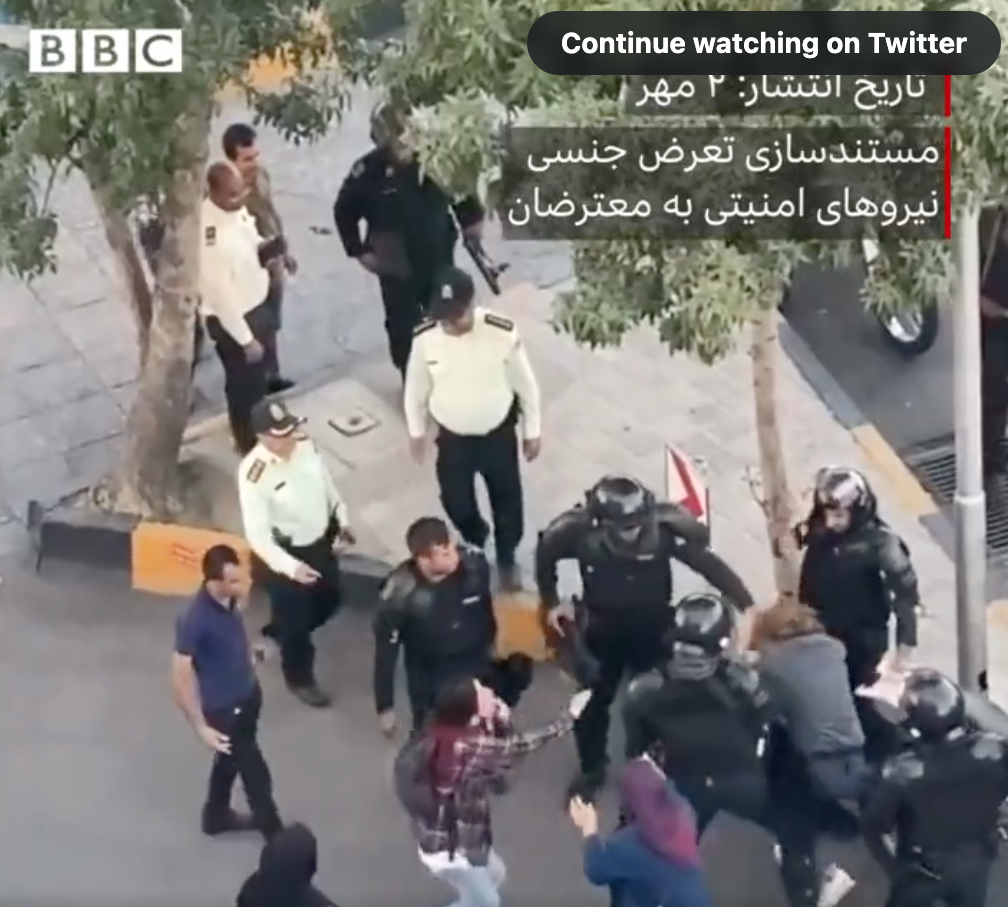 Egy iráni rendőr szexuálisan zaklatott egy tüntető nőt, miközben megpróbálták letartóztatni