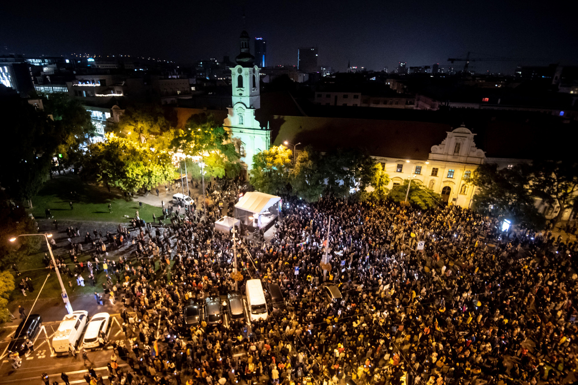 Több ezren virrasztottak Pozsonyban a melegbár előtt elkövetett merénylet miatt