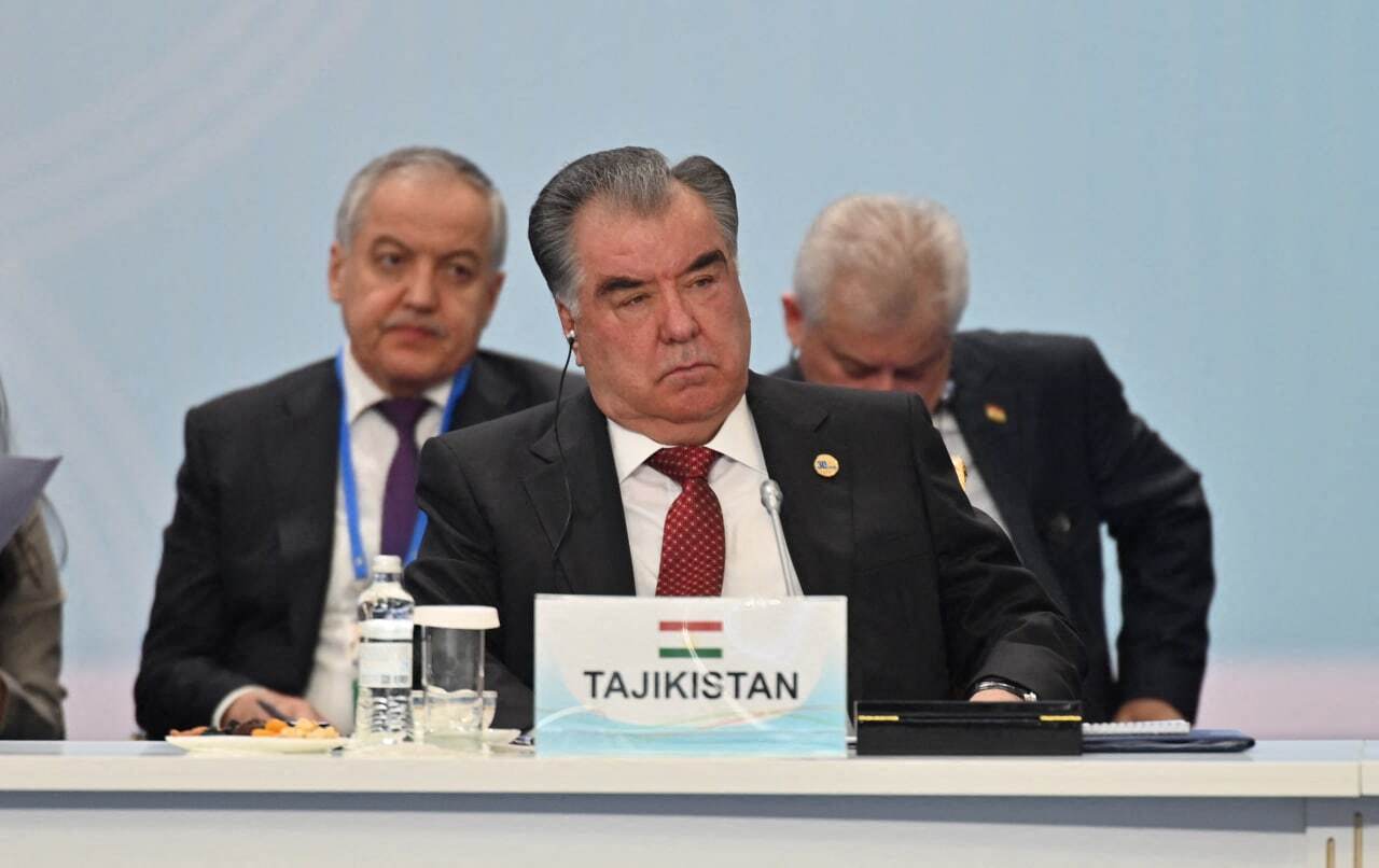 Milliók nézték meg, ahogy a tádzsik elnök beolvas Putyinnak