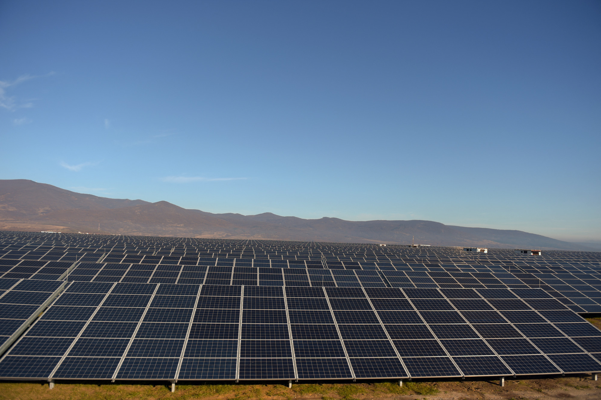 A visontai napelempark, amit a Mátrai Erőmű üzemeltet. Nem az ilyen nagyteljesítményű termelőkre vonatkozik az új szabályozás, hanem a kisebb, háztartási méretű napelemes rendszerek visszatáplálását szüntetik meg