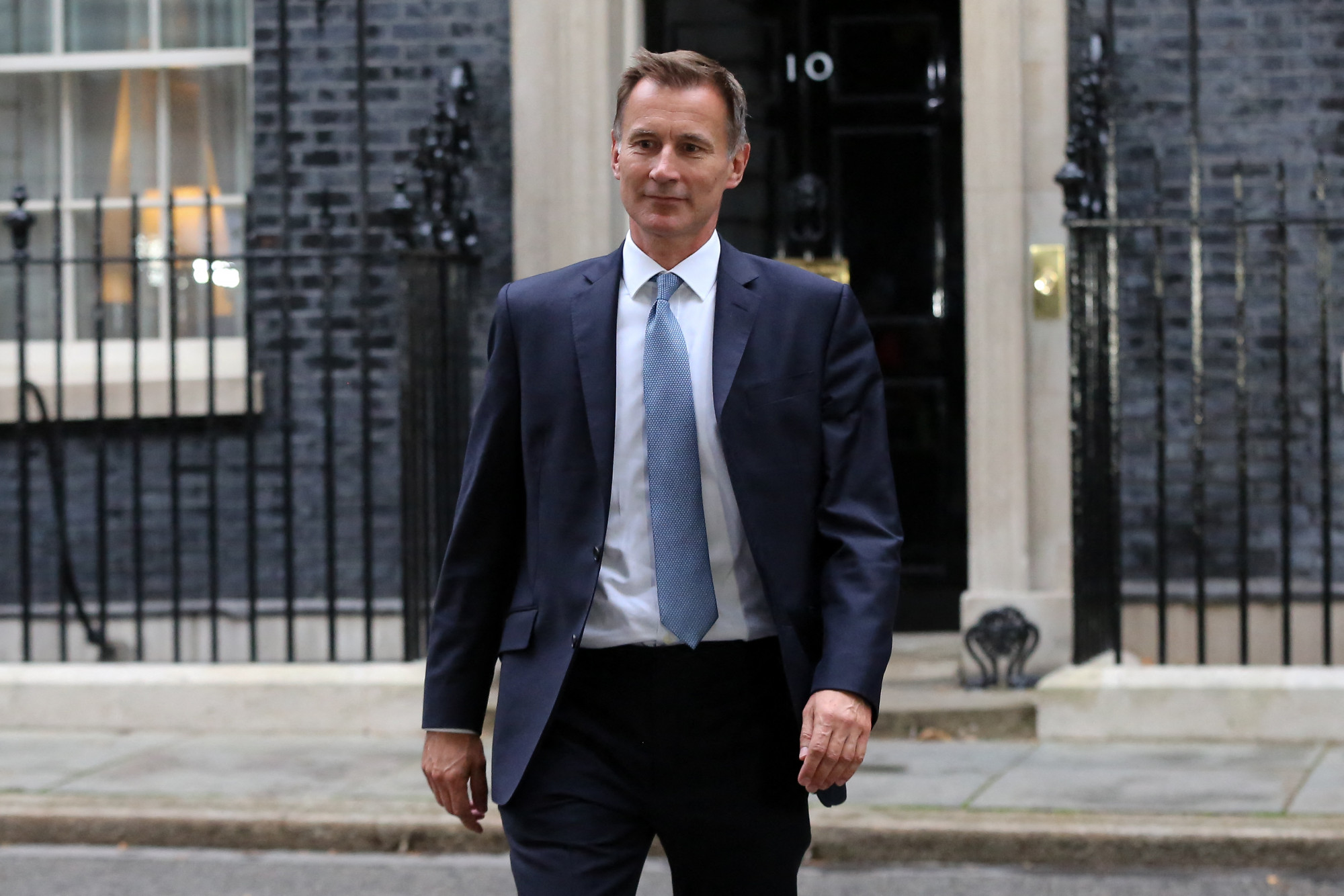 Az új brit pénzügyminiszter visszavonta elődje csaknem összes adócsökkentési intézkedését