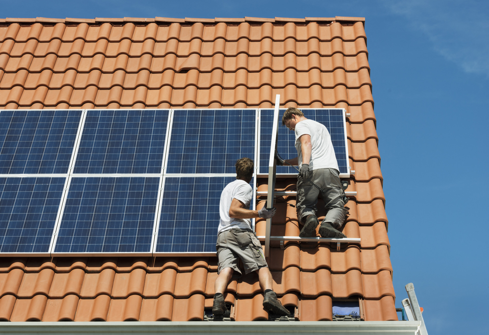 Teljes napelemstop, már a vállalatok sem építhetnek erőművet Magyarországon