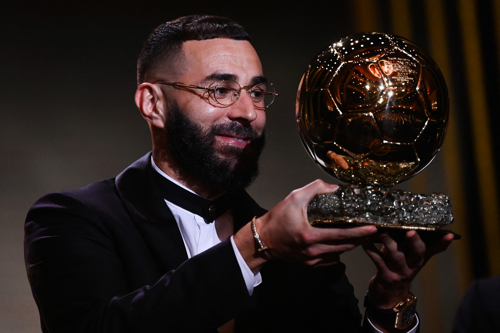 Benzema az Aranylabdával a díjátadó gálán.