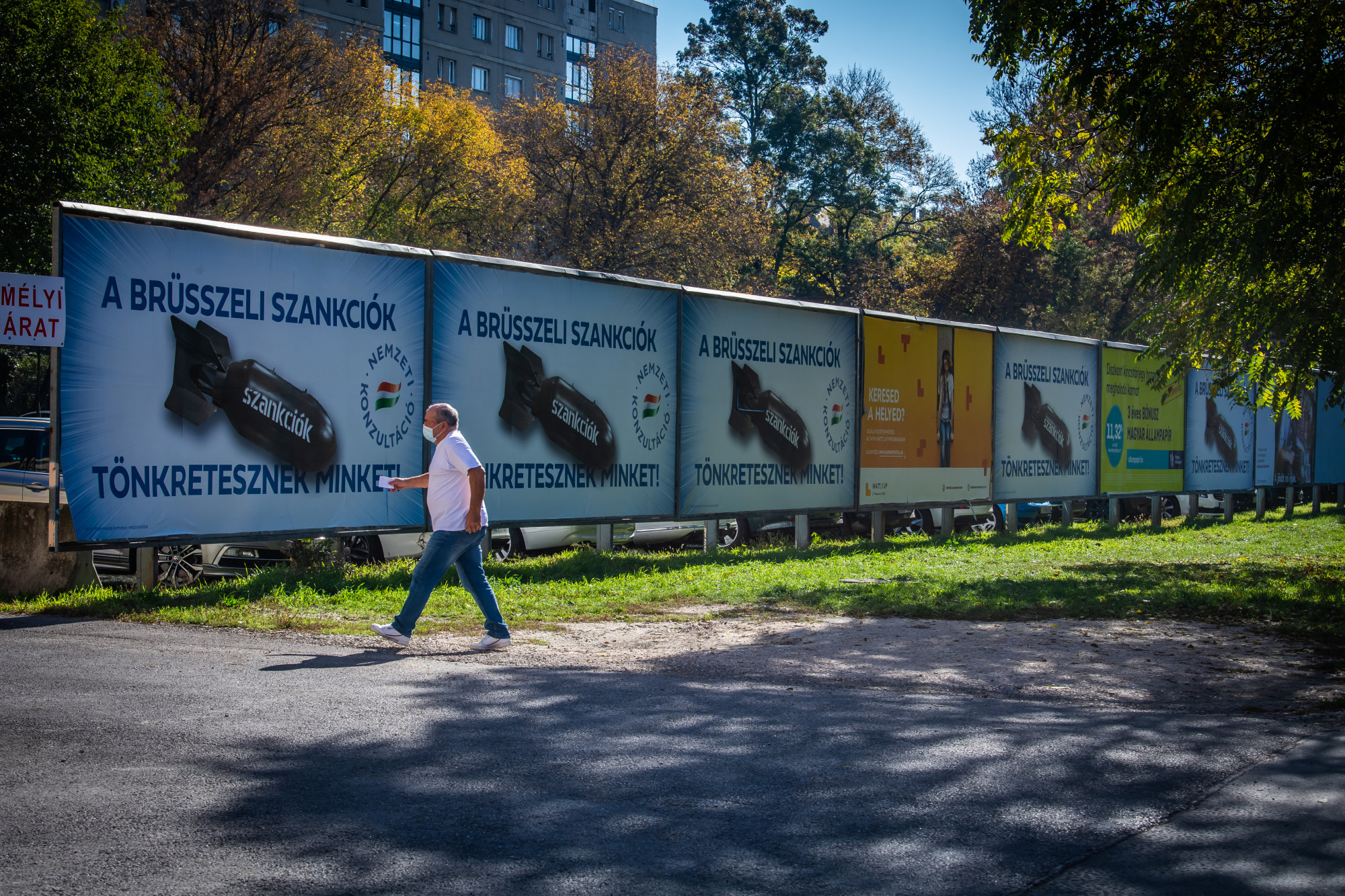 Brüsszel- és szankcióellenes, félelemkeltő bombás kormányzati plakátok Budapesten 2022- október 18-án.