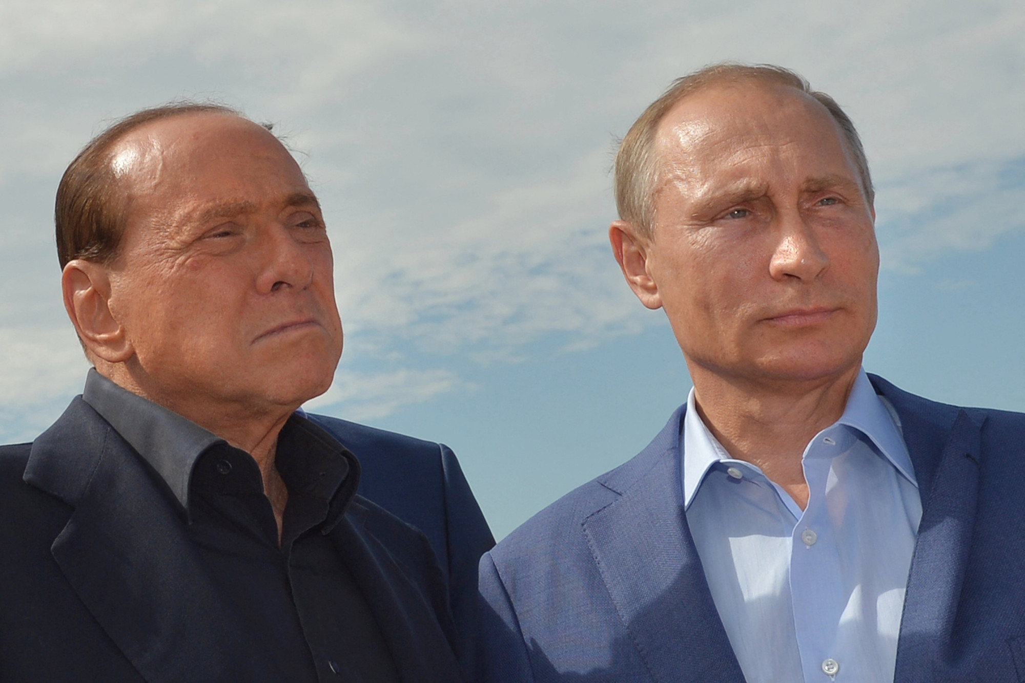 Az EU nem annyira örül neki, hogy Berlusconi sunyiban továbbra is Putyinnal bájolog