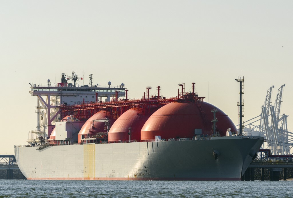 LNG-t szállító tanker Rotterdamnál.