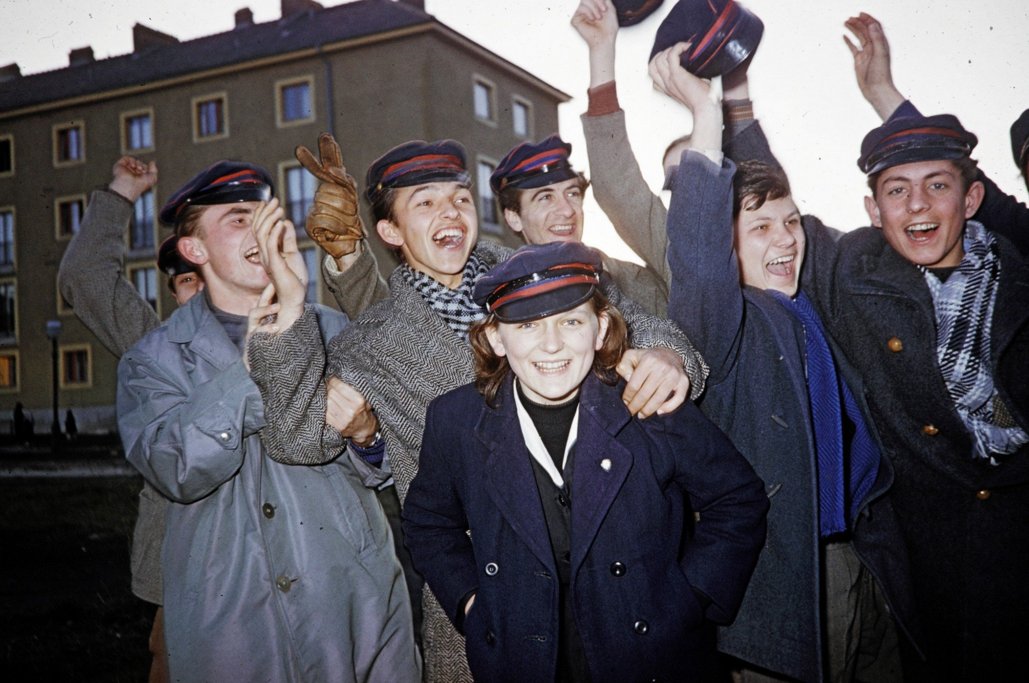 Diákok a dunaújvárosi (akkor Sztálinváros) Széchenyi István utcán 1960-ban.