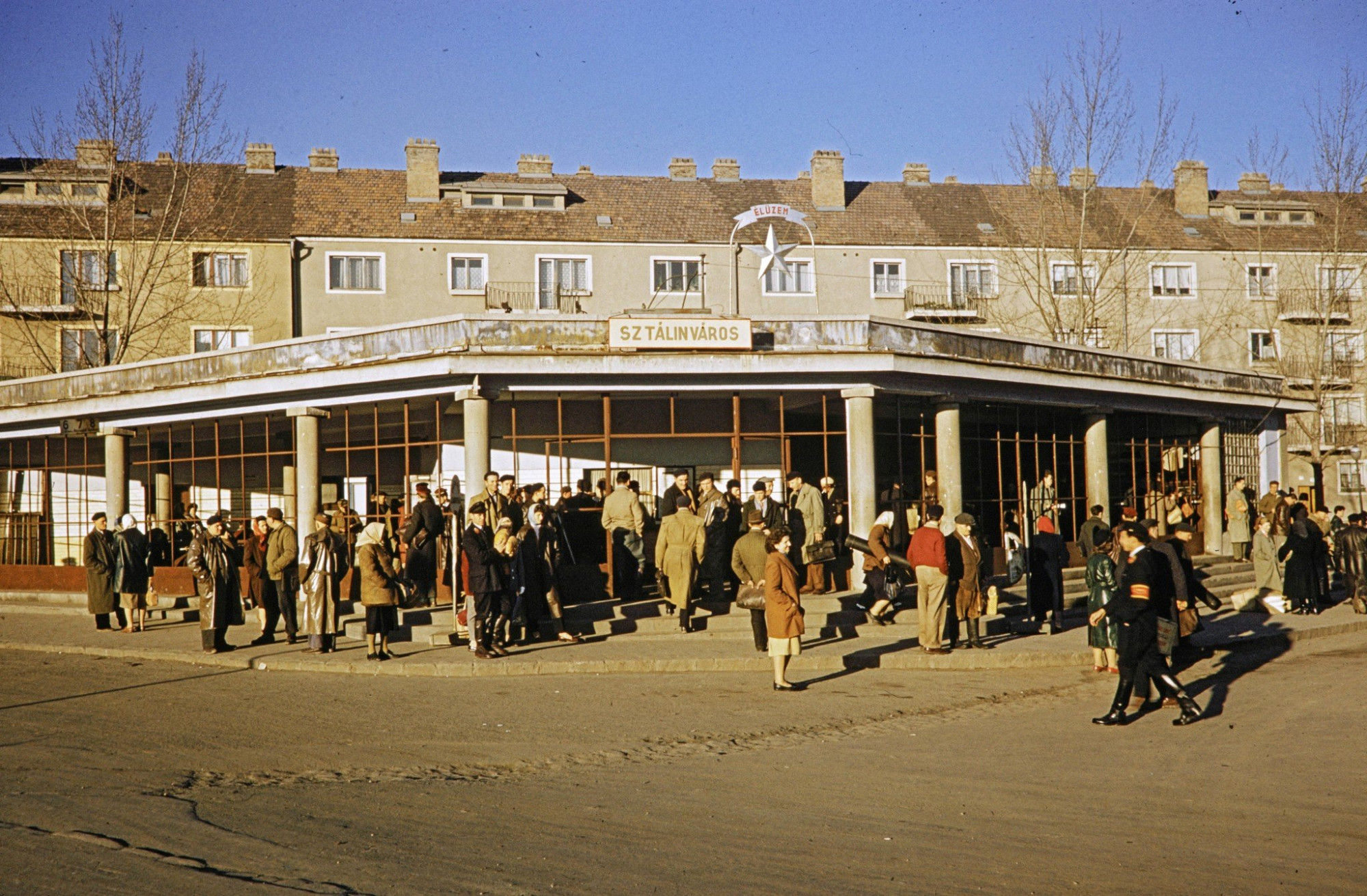 Autóbusz-pályaudvar a dunaújvárosi (Sztálinváros) Béke téren 1960-ban.