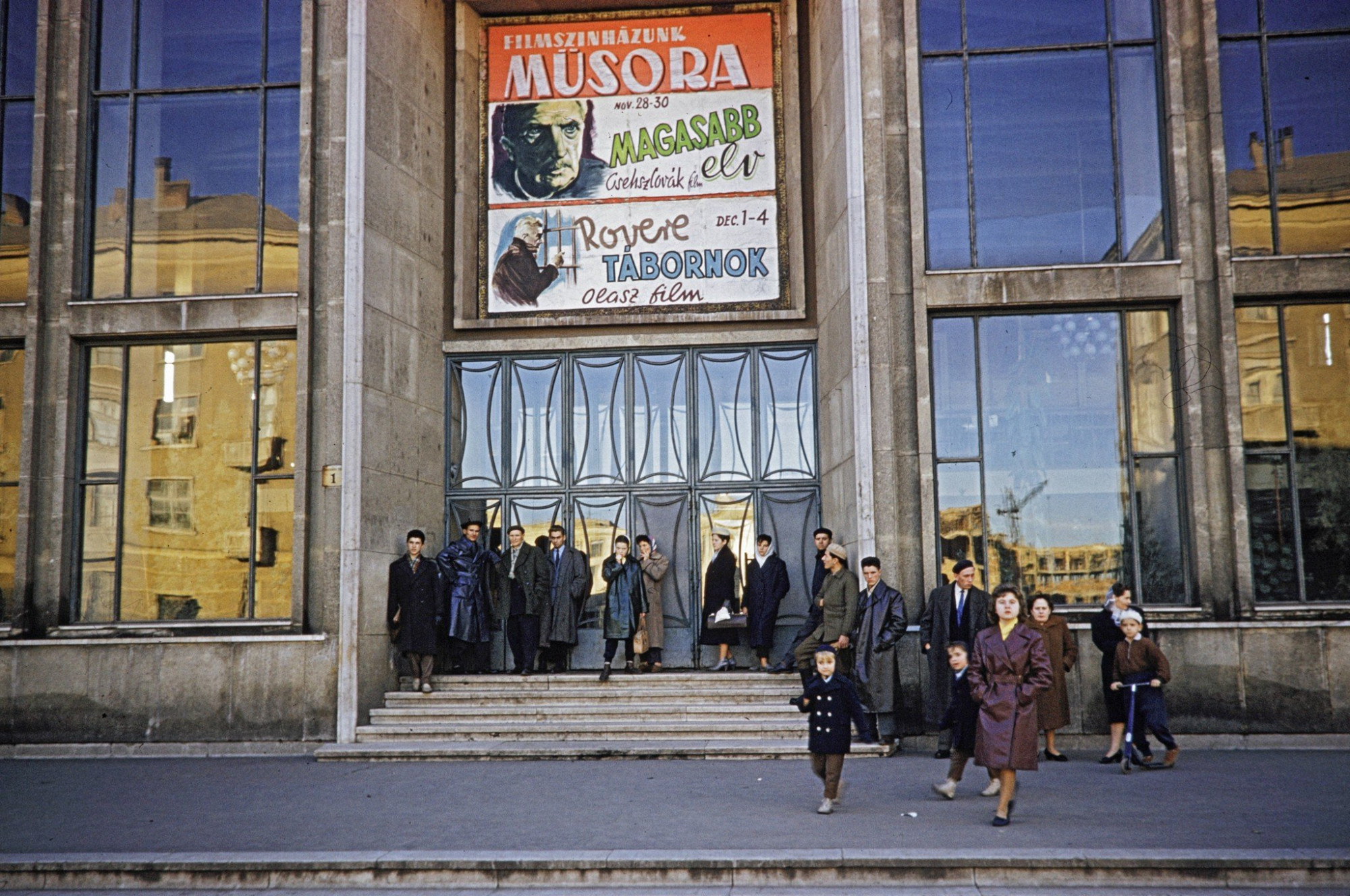 A dunaújvárosi (Sztálinváros) Dózsa mozi a Dózsa György (Ságvári) téren 1960-ban.