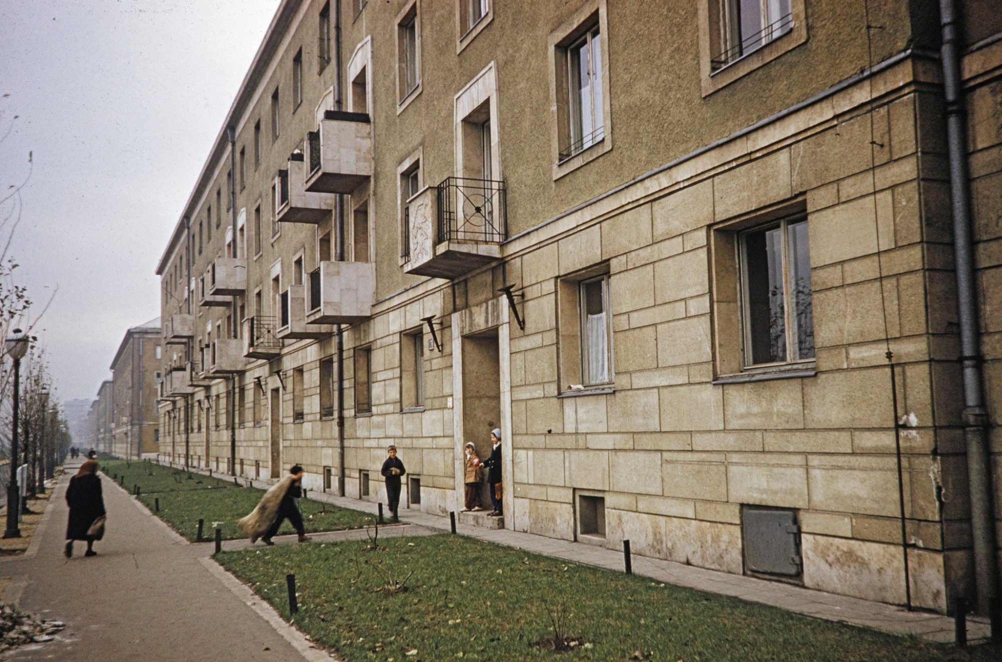 A XIV. kerületi Kerepesi út házsora az Örs vezér tere és a Róna utca között 1960-ban. A legközelebbi kapu feletti erkély homlokzatán a Kakasviadal című dombormű (Dabóczi Mihály, 1956).