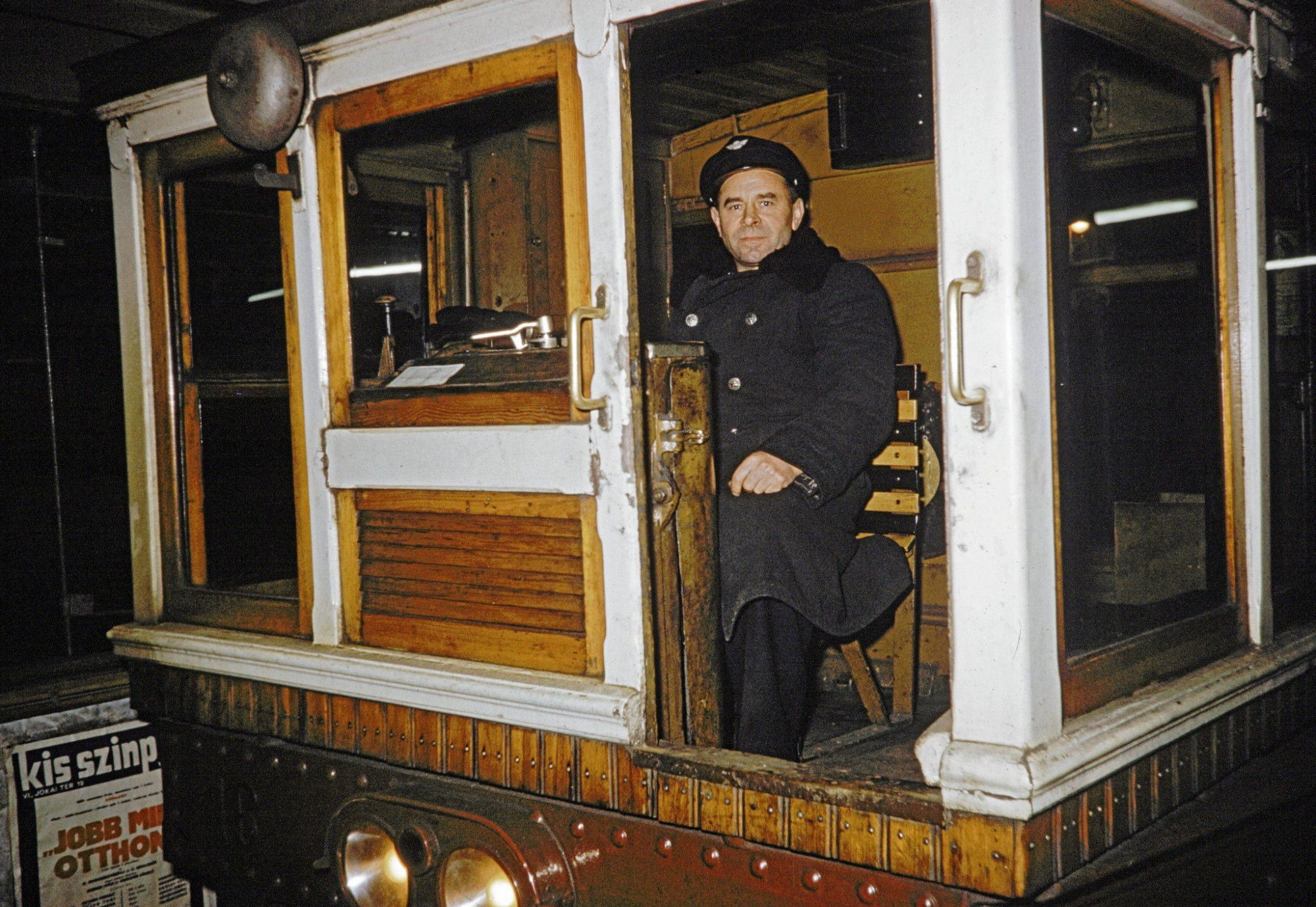 A 16-os pályaszámú kocsi a Millenniumi Földalatti Vasút egyik állomásán 1960-ban.