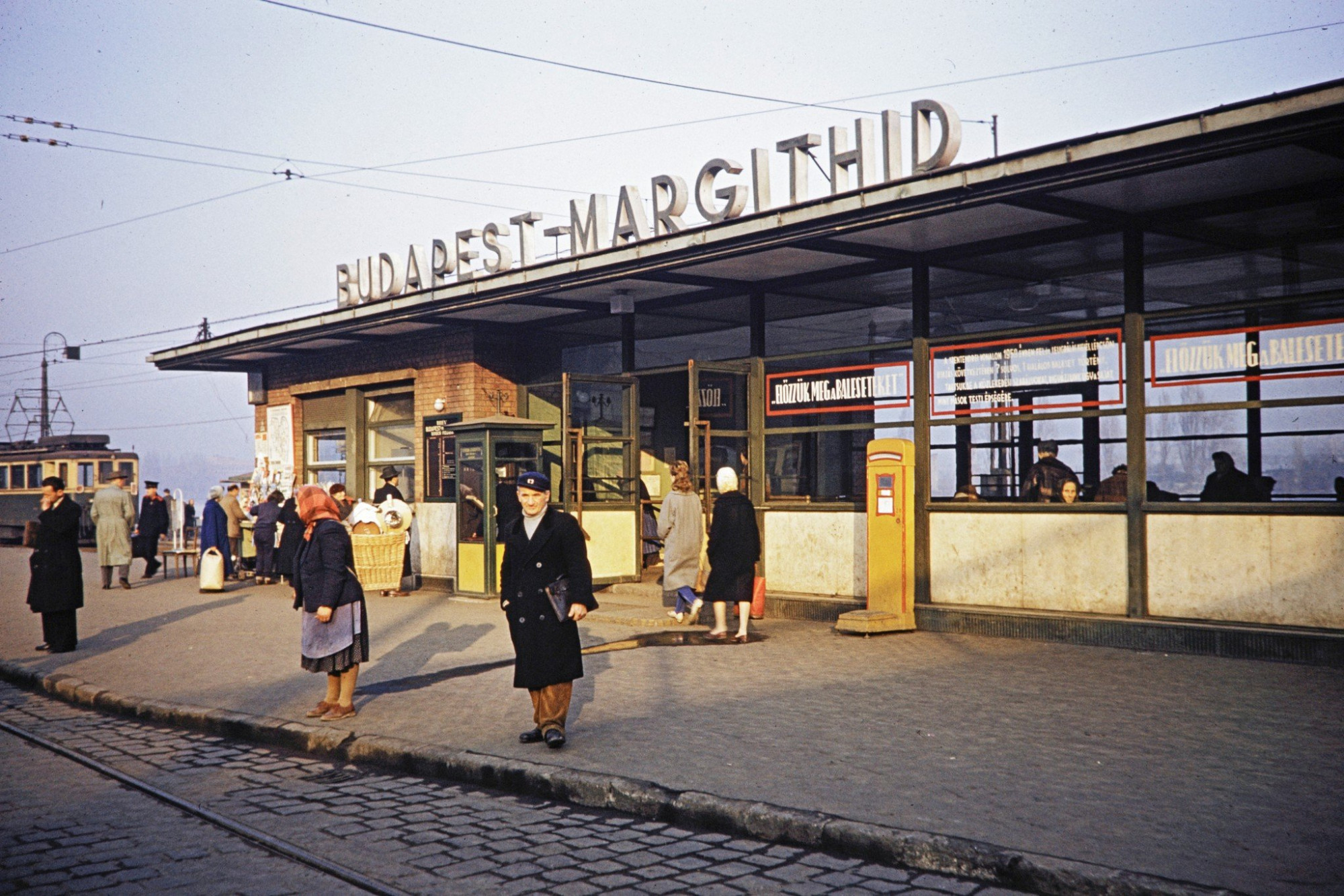 A szentendrei HÉV végállomása az Árpád fejedelem útján, a Margit-híd budai hídfőjénél, 1960-ban.