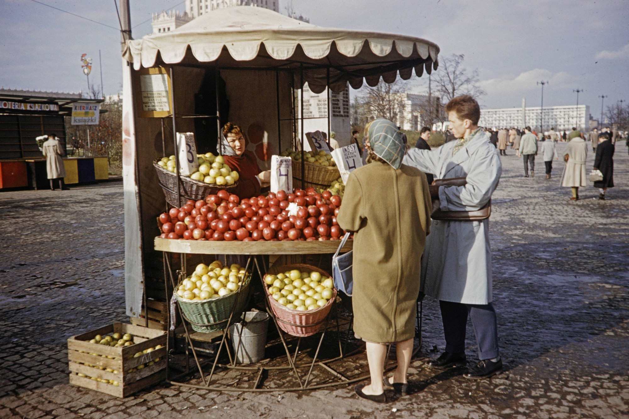 Gyümölcsárus a varsói plac Defiladon (Felvonulás tér) 1960-ban.