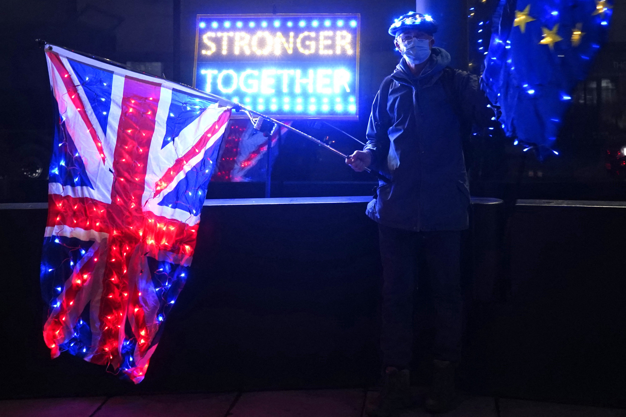 Brexit-ellenes tüntető a brit és az EU-s zászlóval Londonban, 2020 decemberében