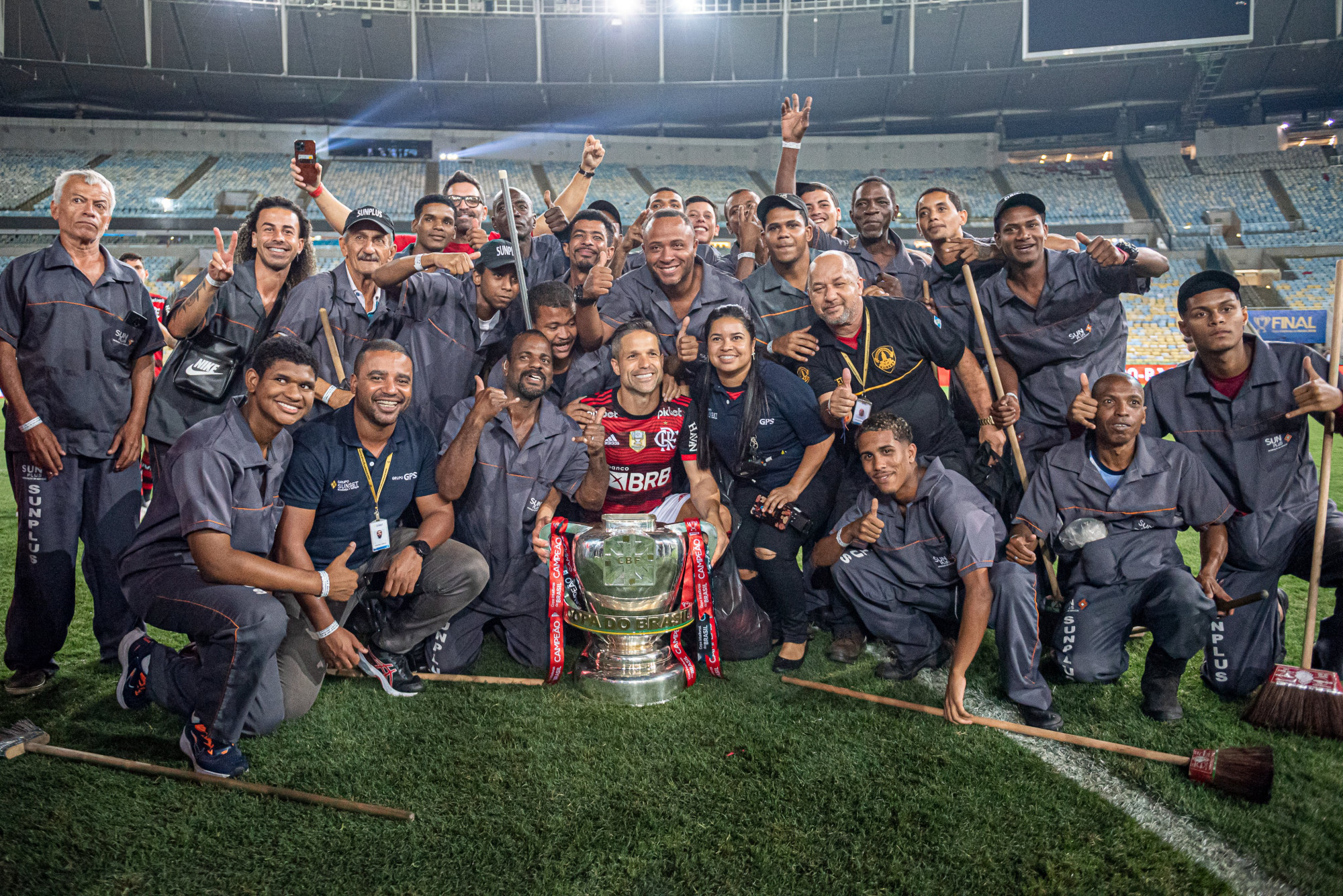A stadiont takarító munkásokat is odahívták ünnepelni a Flamengo Brazil Kupa-győzelme után