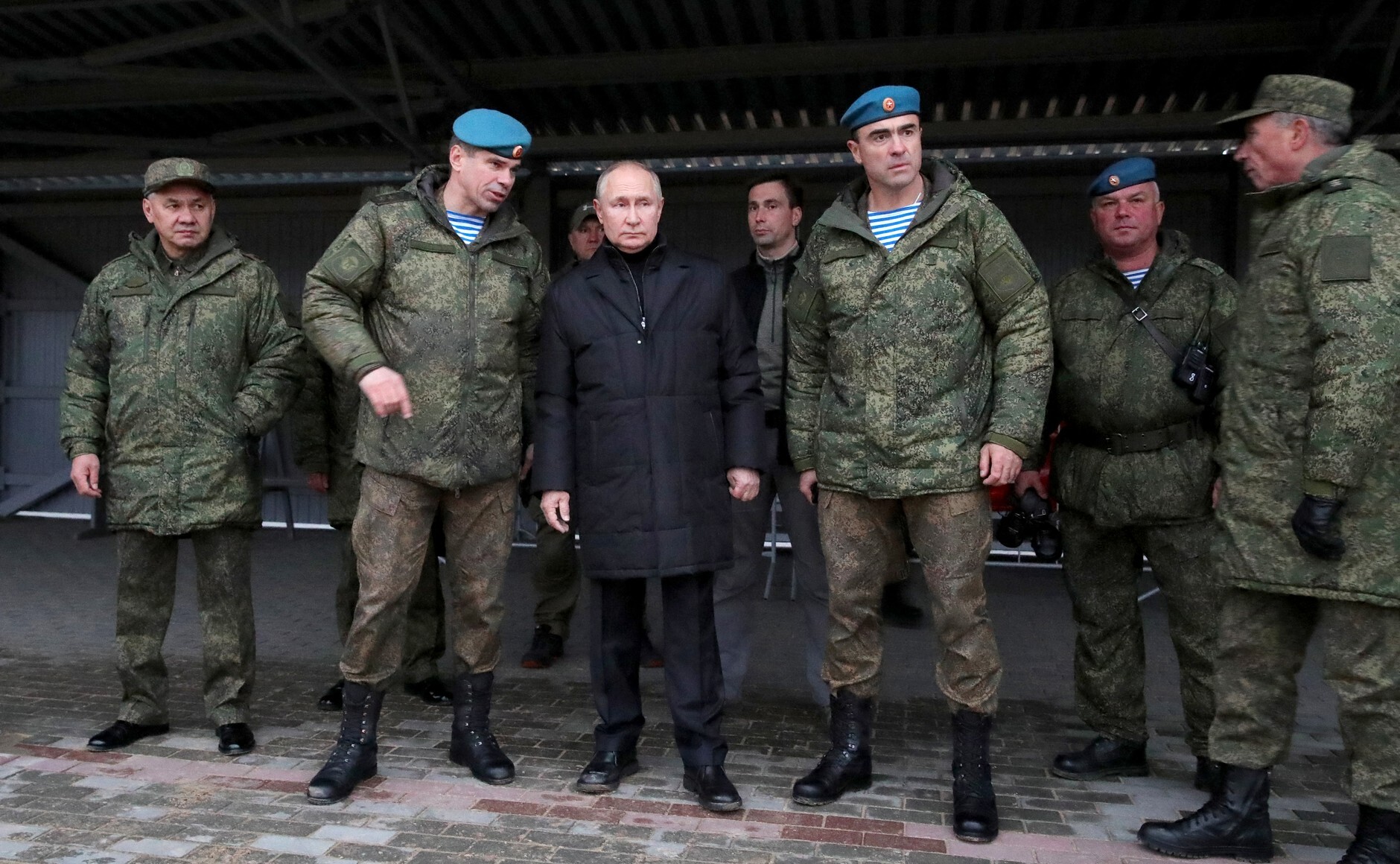 Vlagyimir Putyin orosz diktátor és Szergej Sojgu orosz védelmi miniszter megtekint egy kiképzést Rjazanyban 2022. október 20-án.