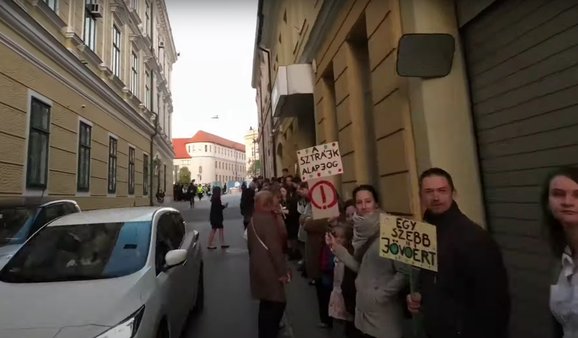 Több százan csatlakoztak az élőlánchoz péntek reggel Pécsen
