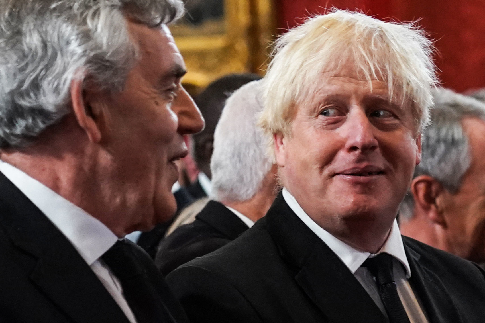 Megint miniszterelnököt keresnek a britek, Johnson hazarepült Dominikáról