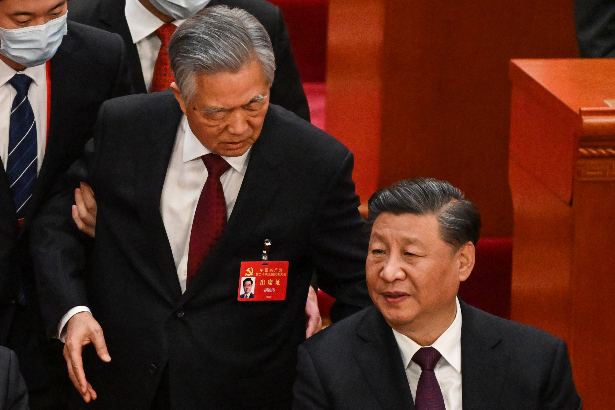 A kínai miniszterelnök kiesett a pixisből, a volt elnököt váratlanul kivezették a kongresszusról