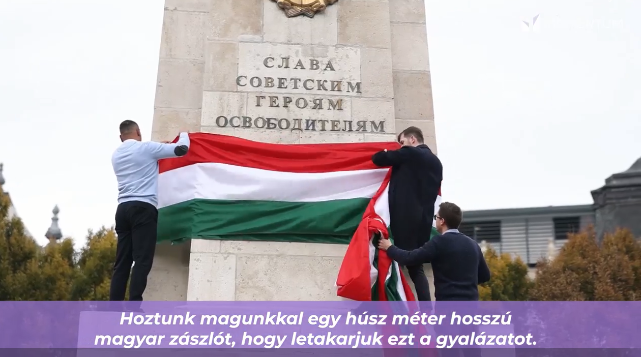 A Momentum húszméteres magyar zászlóval takarta be a Szabadság téri szovjet emlékművet