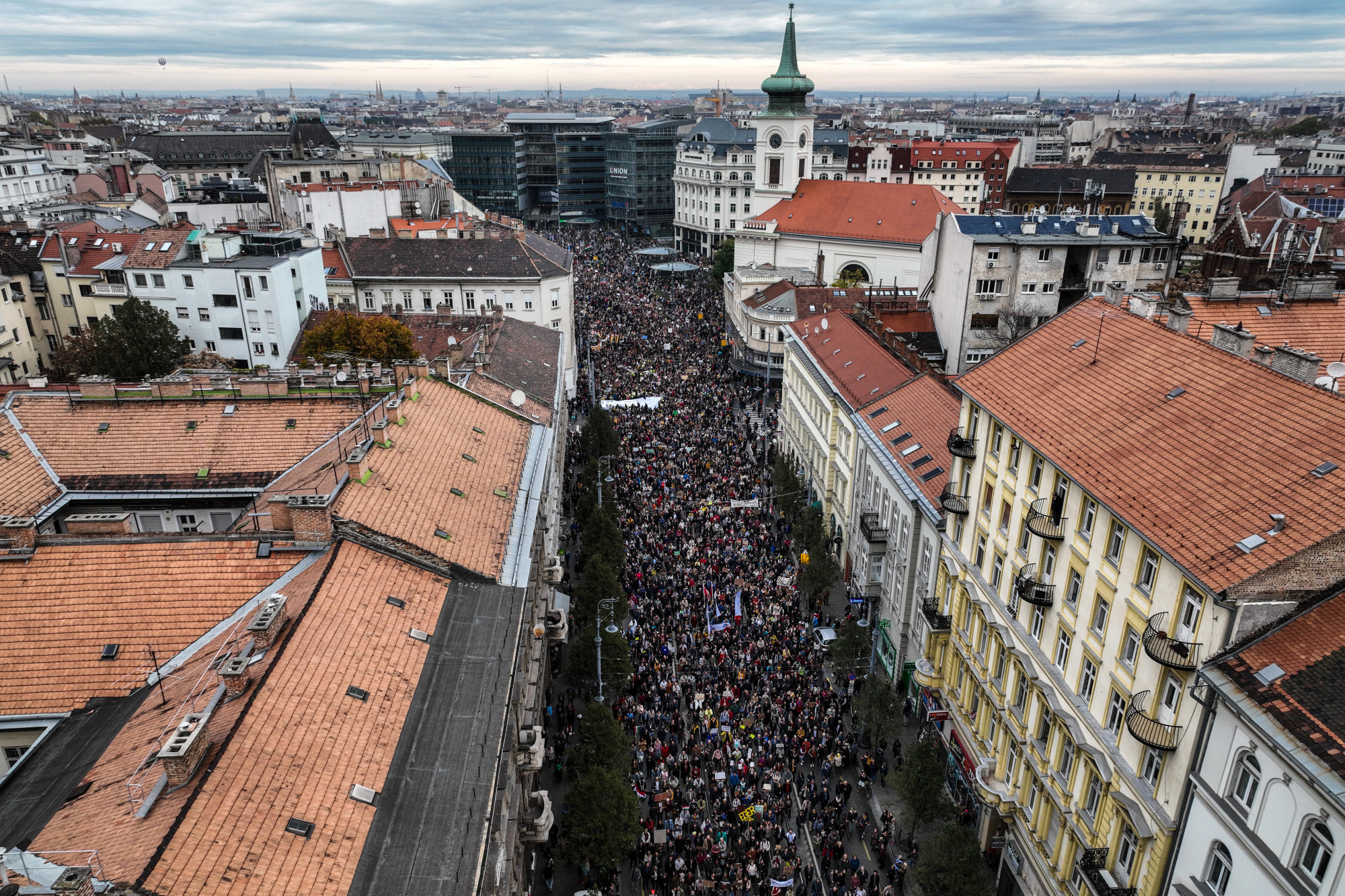 Több tízezer tüntető vonult a Műegyetem rakpartra az oktatásért