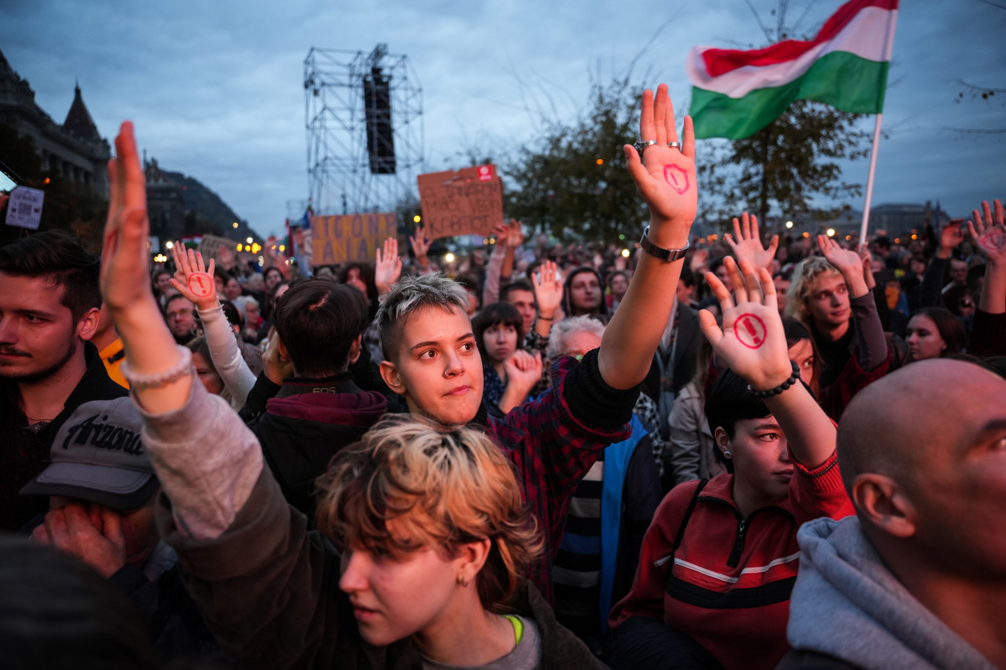 Az elkeseredett tömeg, ami kiszorította Orbán Viktort az utcáról