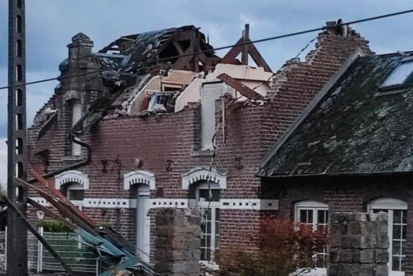 Több tucat ház tetejét szedte le egy minitornádó Észak-Franciaországban