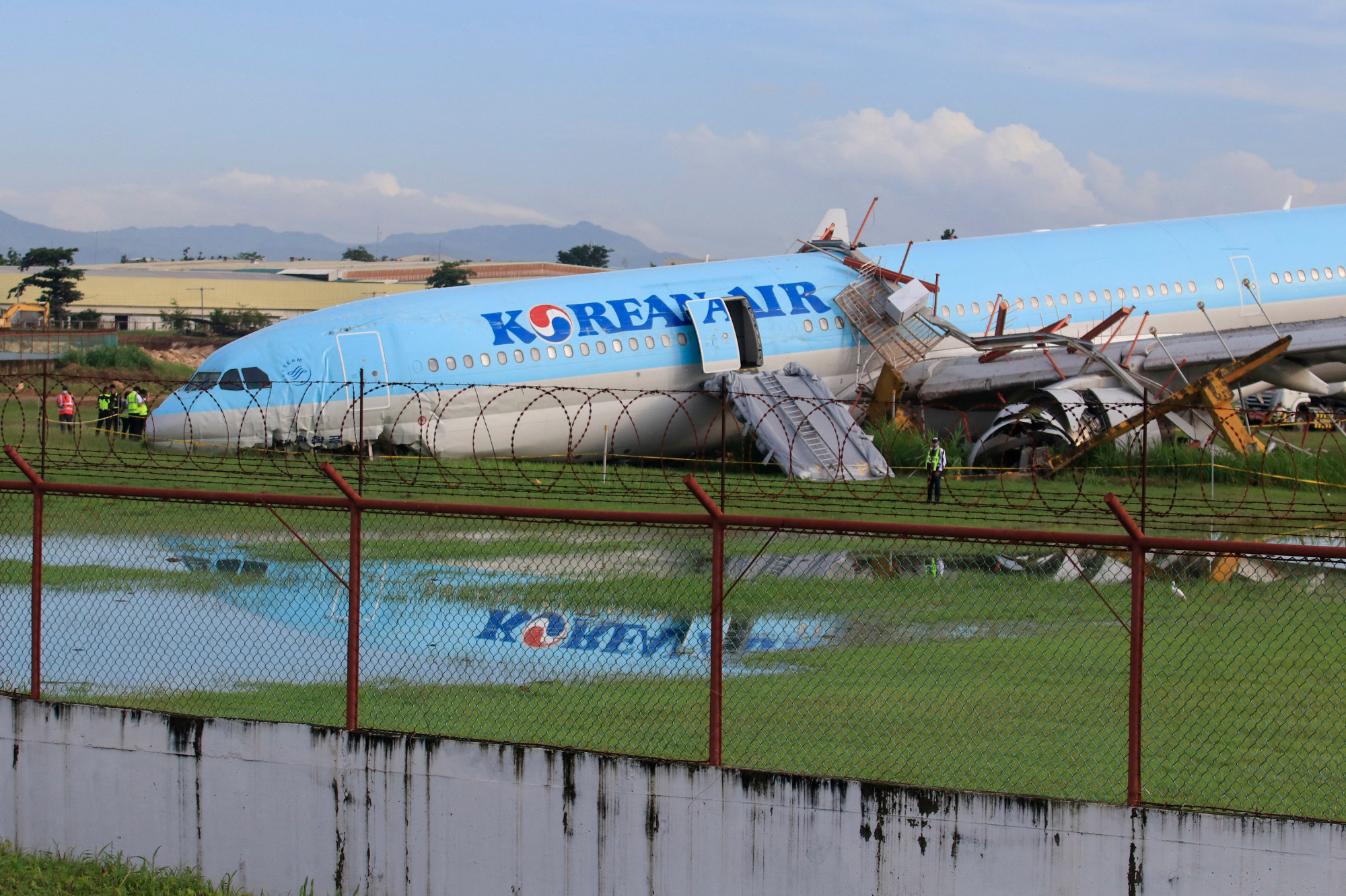 Egy koreai repülőgép a nagy eső miatt túlcsúszott a futópályán landoláskor