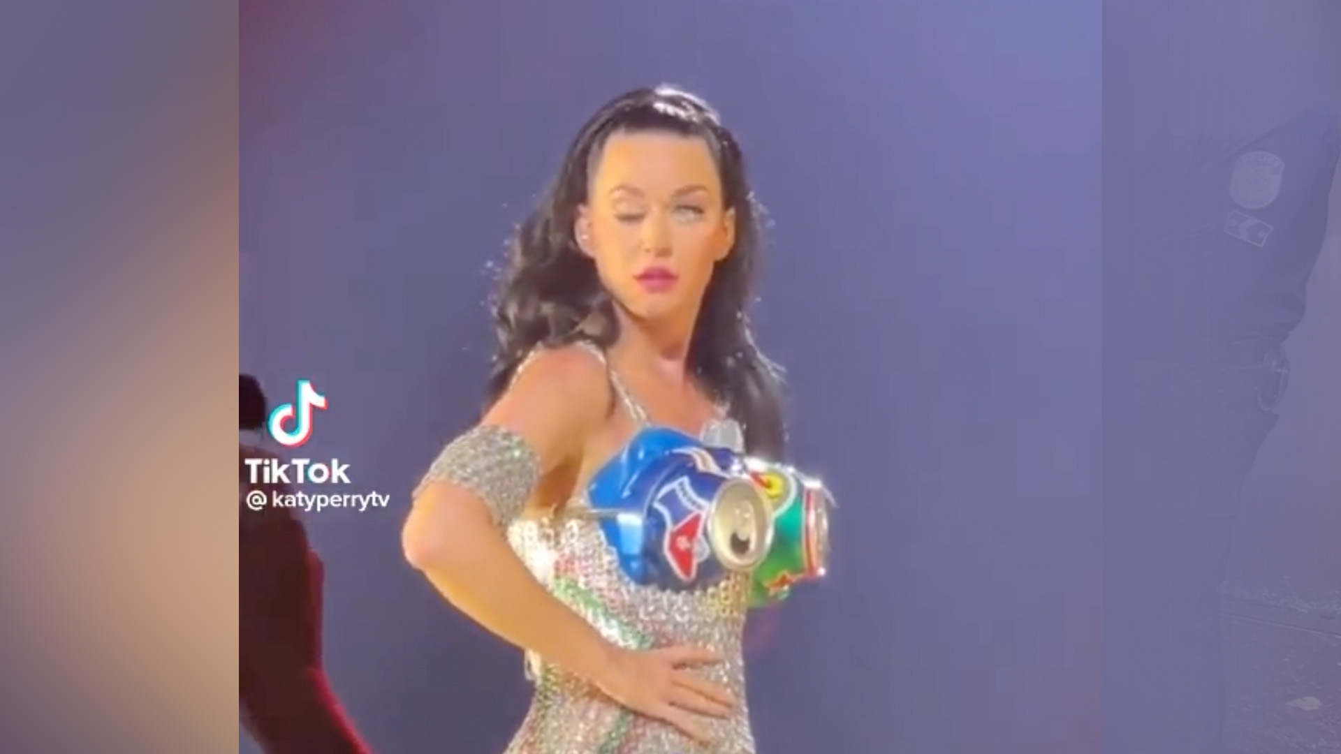 Mi történik ezen a felvételen Katy Perry szemhéjával?