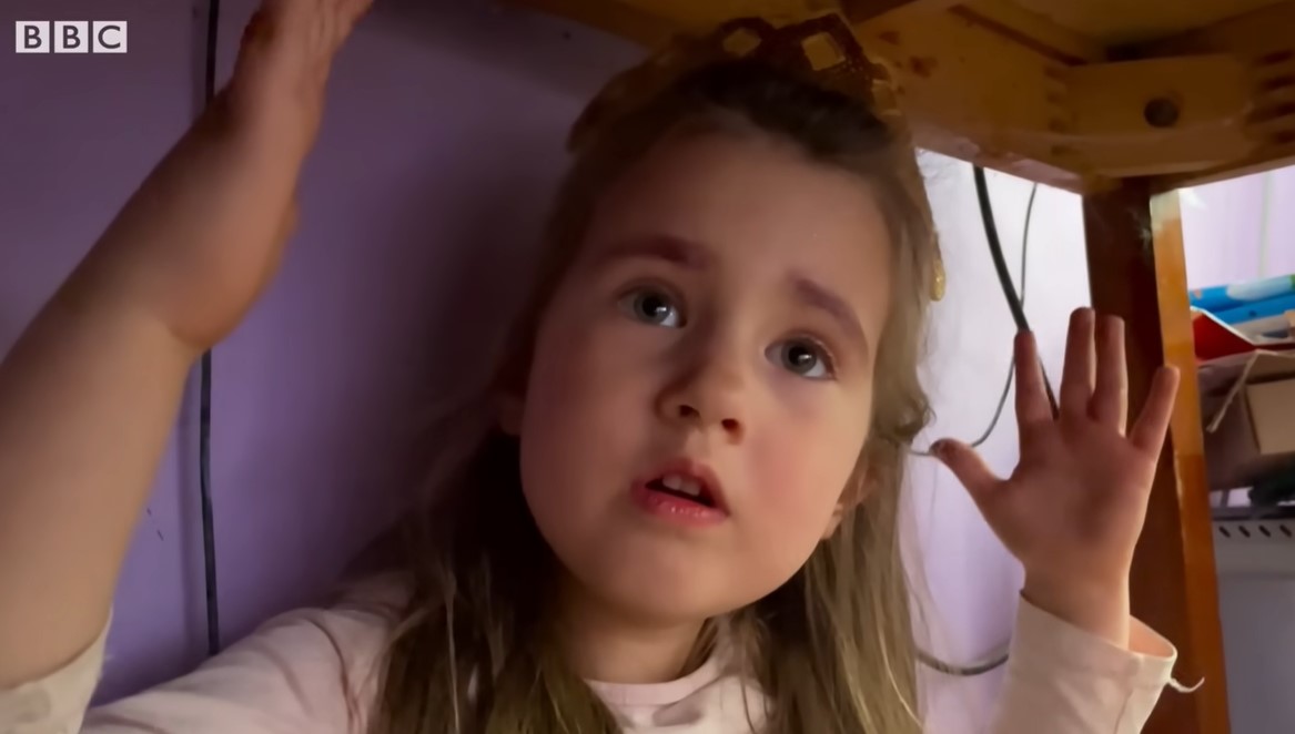 „Nem akarom, hogy lebombázzanak”  – mondja az ötéves herszoni kislány az asztal alá bújva az orosz megszállás alatt