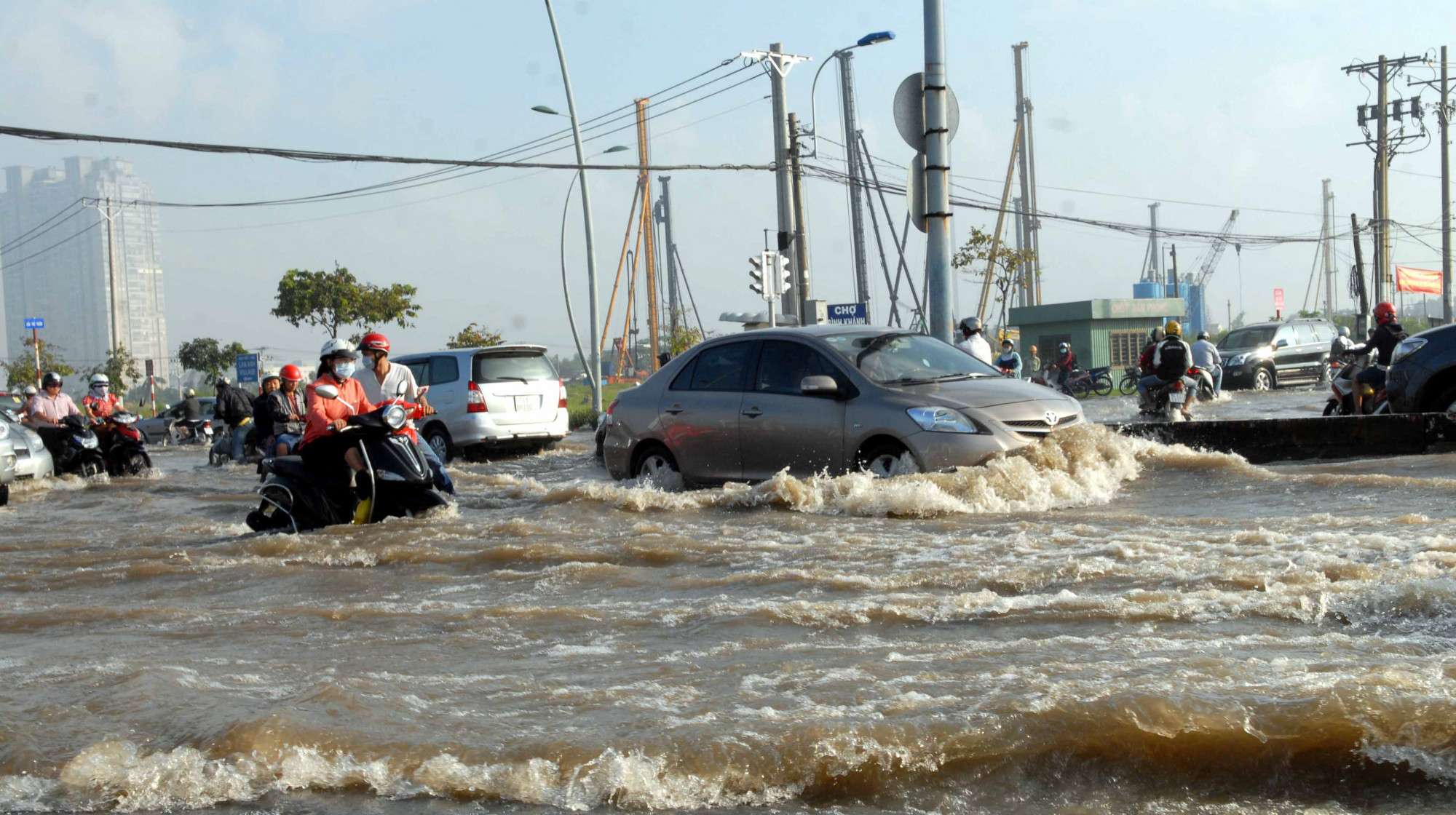 A Ho Si Minh-város (Saigon) egyes részeit 2014-ben elöntő áradás a magas dagály és esőzések miatt