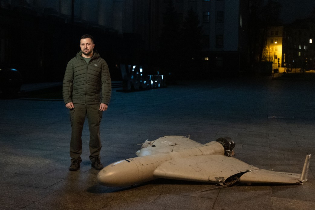Volodimir Zelenszkij és egy lelőtt orosz drón