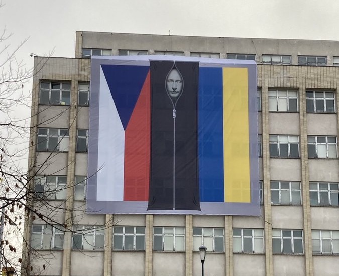 A hullazsákba tett Putyin képével borították be a cseh belügyminisztérium épületét