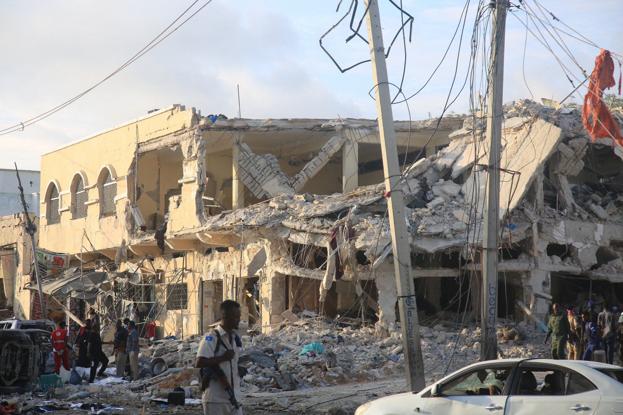 Autóba rejtett pokolgépekkel legalább 100 embert öltek meg Szomália fővárosában
