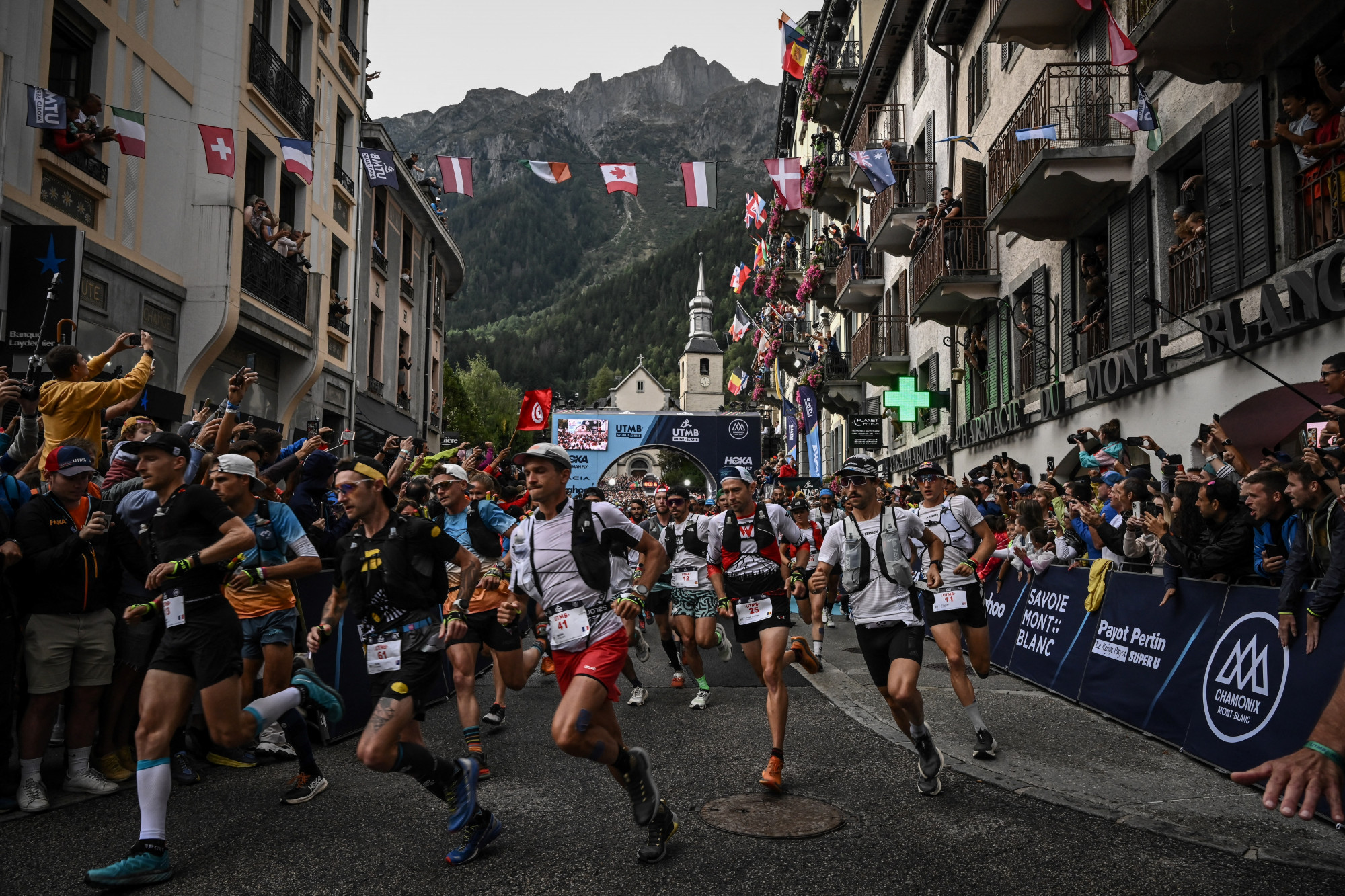 A 171 kilométeres Ultra-Trail du Mont-Blanc ultramaraton résztvevői, 2022 augusztusában