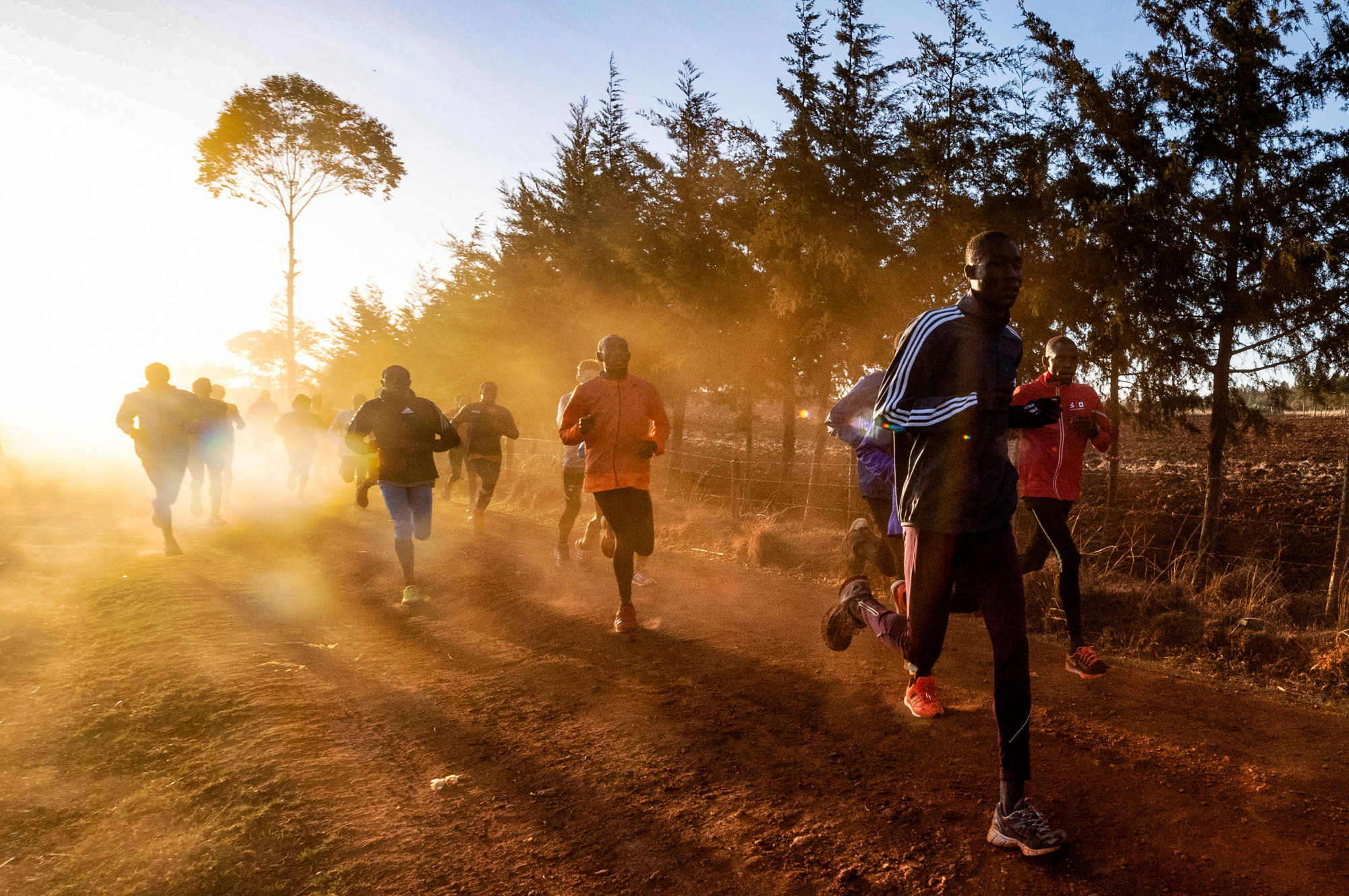 Kenyai futók edzés közben, 2019-ben
