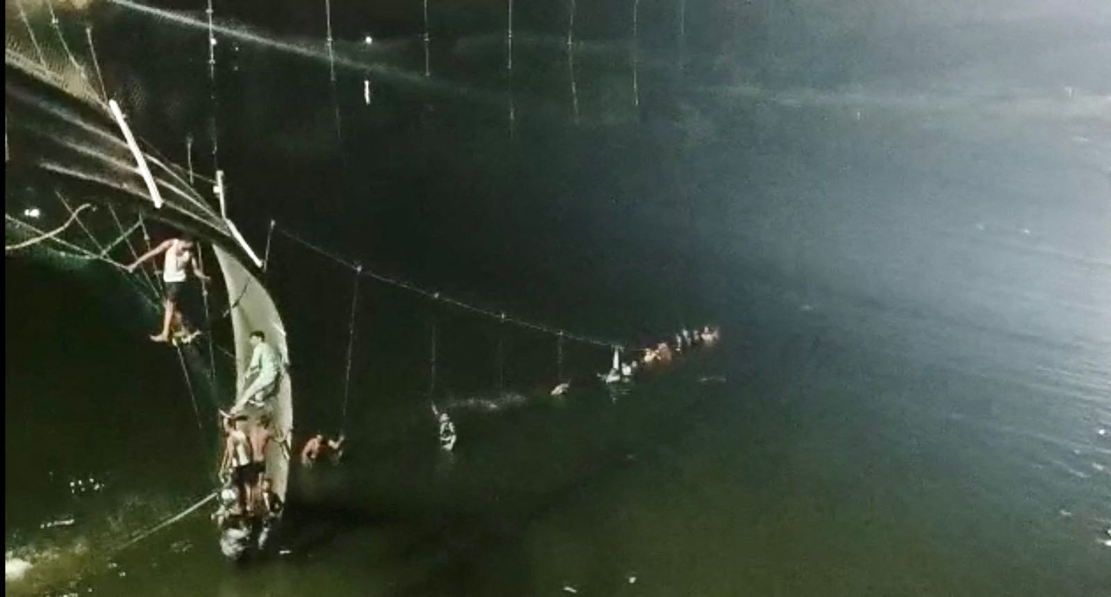 Több százan zuhantak a folyóba egy leszakadt függőhídról az indiai Gudzsaratban