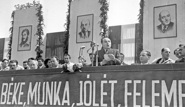 Hegedüs András beszédet mond egy Kossuth-, Lenin- és Rákosi-portrékkal díszített tribünön, 1953
