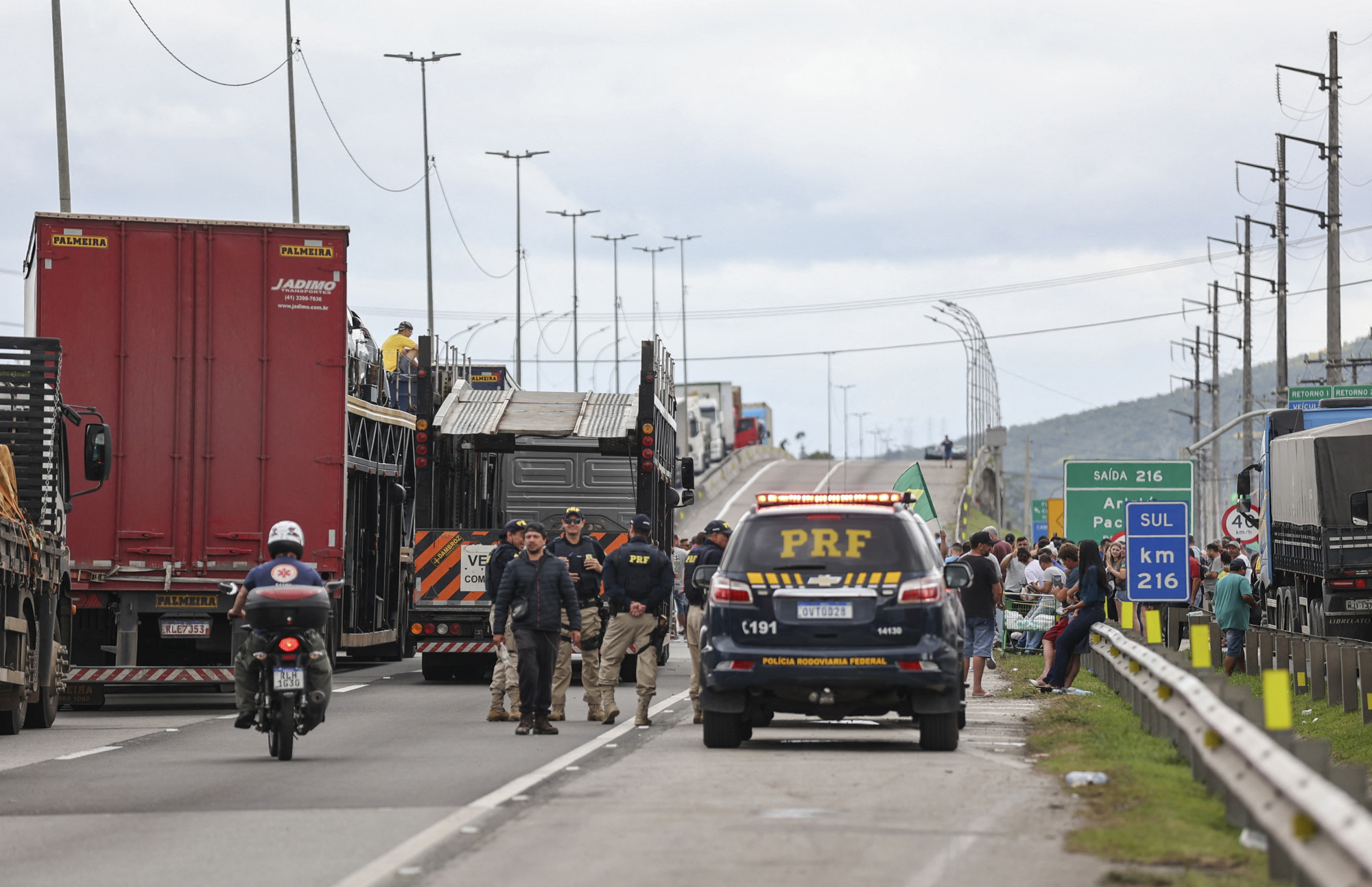 Bolsonaro hívei úttorlaszokat állítanak országszerte, de puccsnak egyelőre nincs nyoma