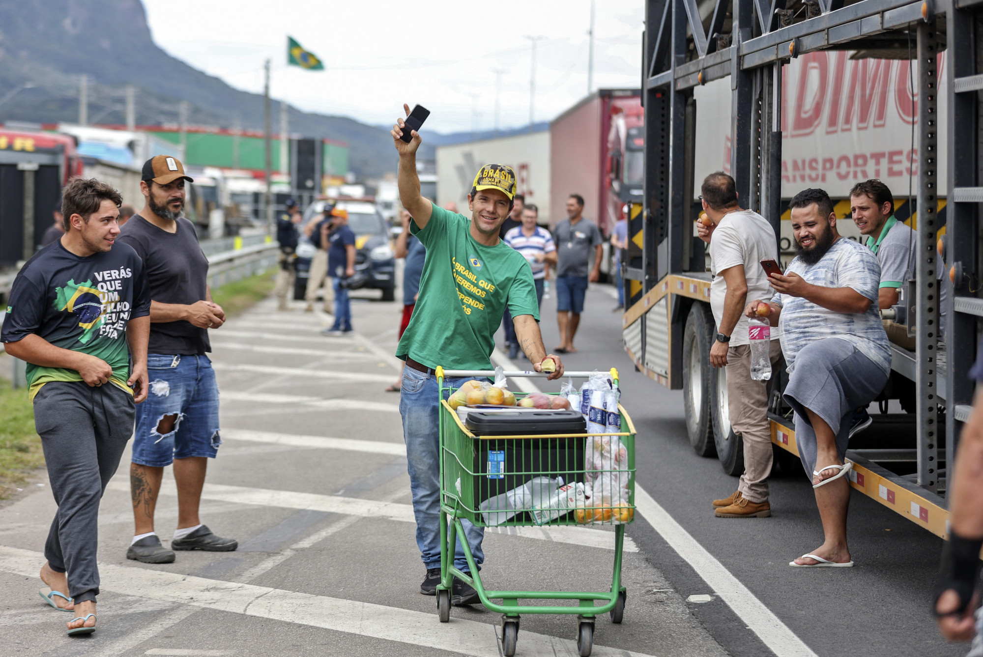 Útblokádokkal tiltakoznak Bolsonaro veresége ellen, a volt elnök megkérte őket, hogy menjenek haza