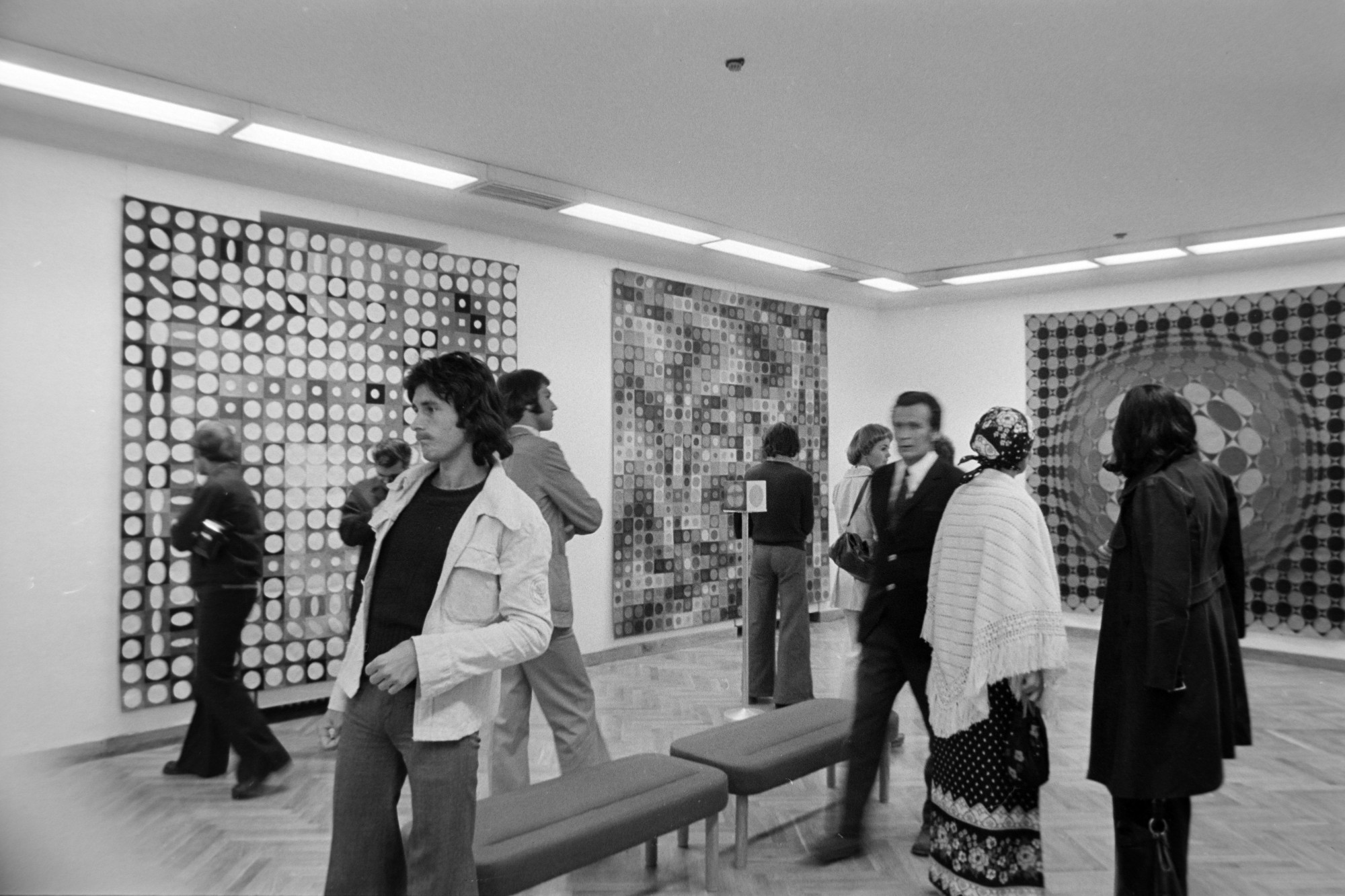 Látogatók a pécsi Vasarely Múzeum 1976-os megnyitóján