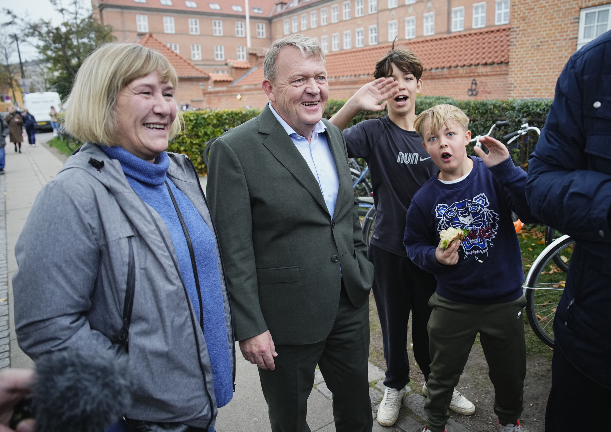 Lars Lokke Rasmussen és neje a voksolás előtti felfokozott hangulatban